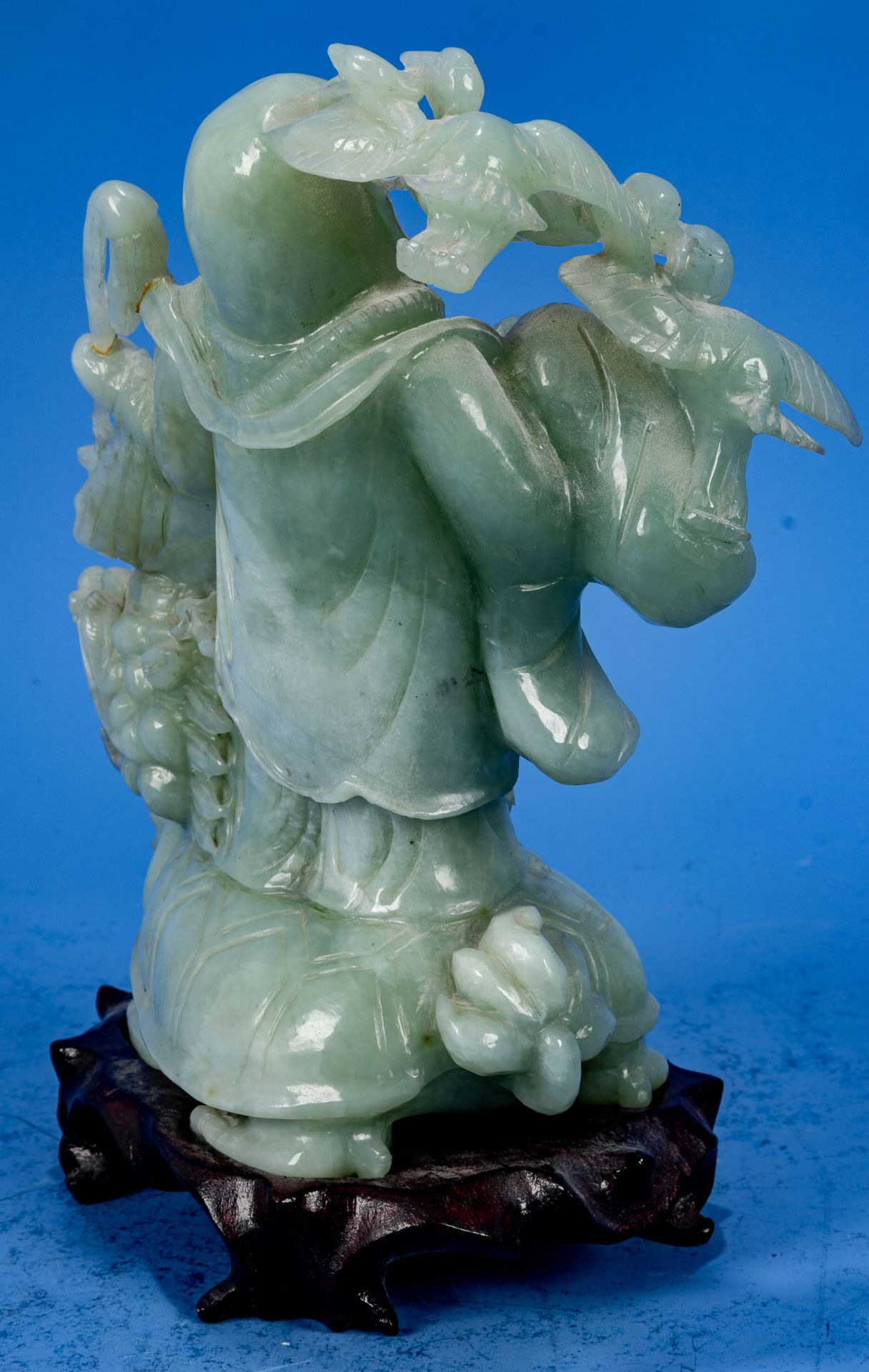 "Buddha auf Drachenkopf-Schildkröte", aus hellgrüner Jade gearbeitete, stehende Figur auf hölzernem - Bild 9 aus 11