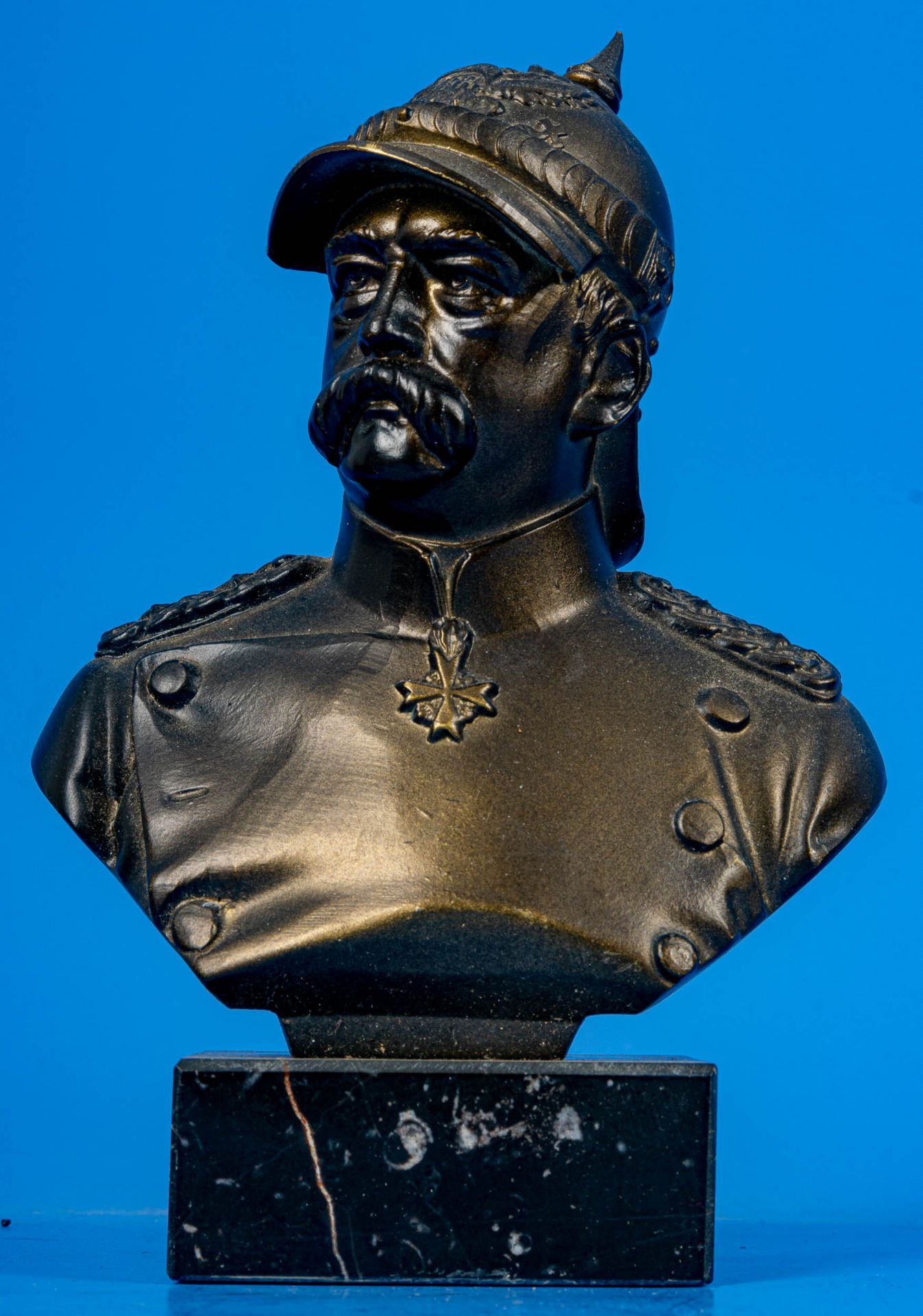 Büste des Otto von Bismarck, bronzierter Metallguss auf quadratischem Natursteinsockel. Gesamthöhe - Image 2 of 6