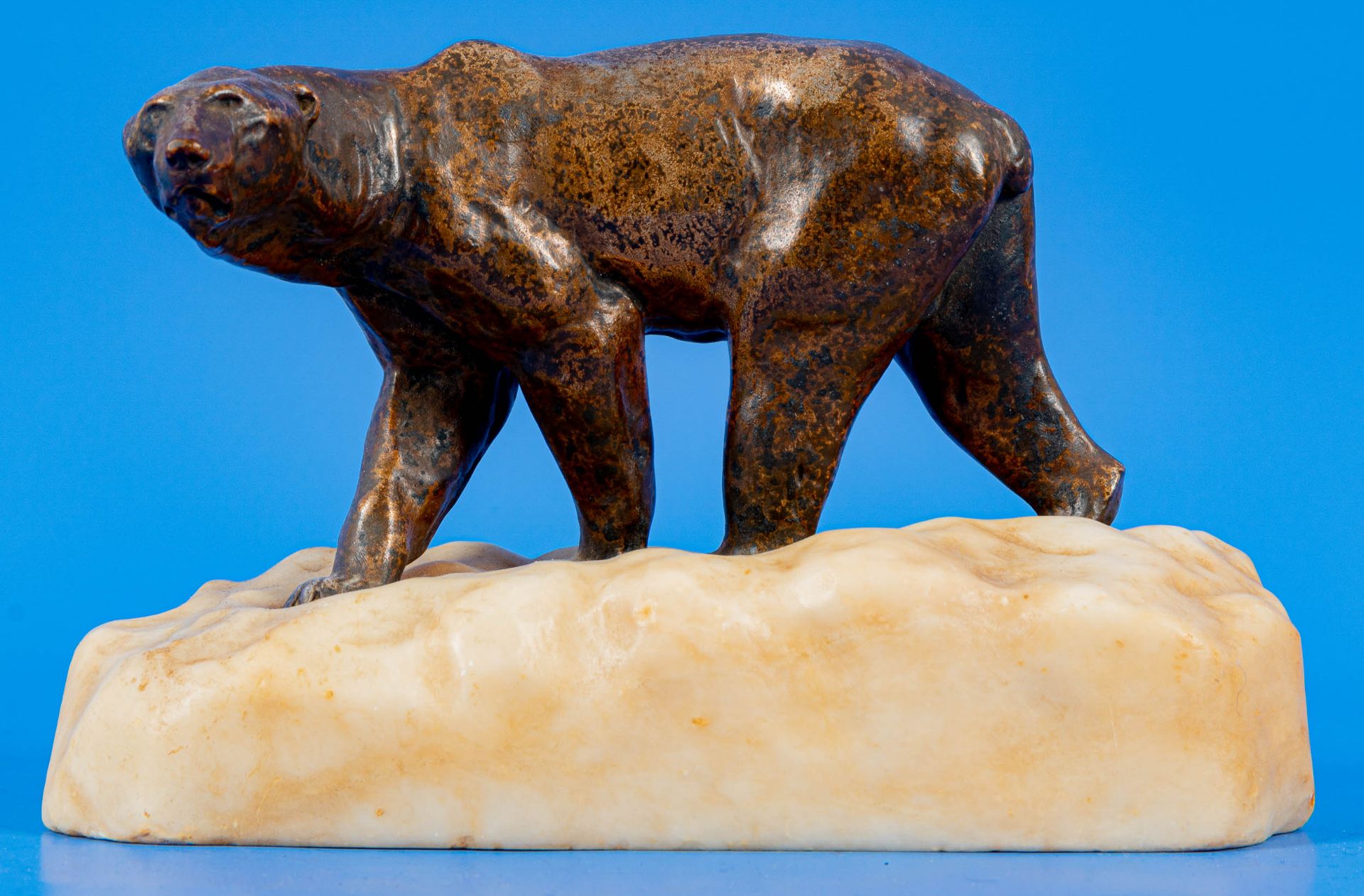"Schreitender Eisbär" auf naturalistisch gestaltetem Steinsockel, bräunlich bronzierter Metallguss  - Bild 2 aus 12