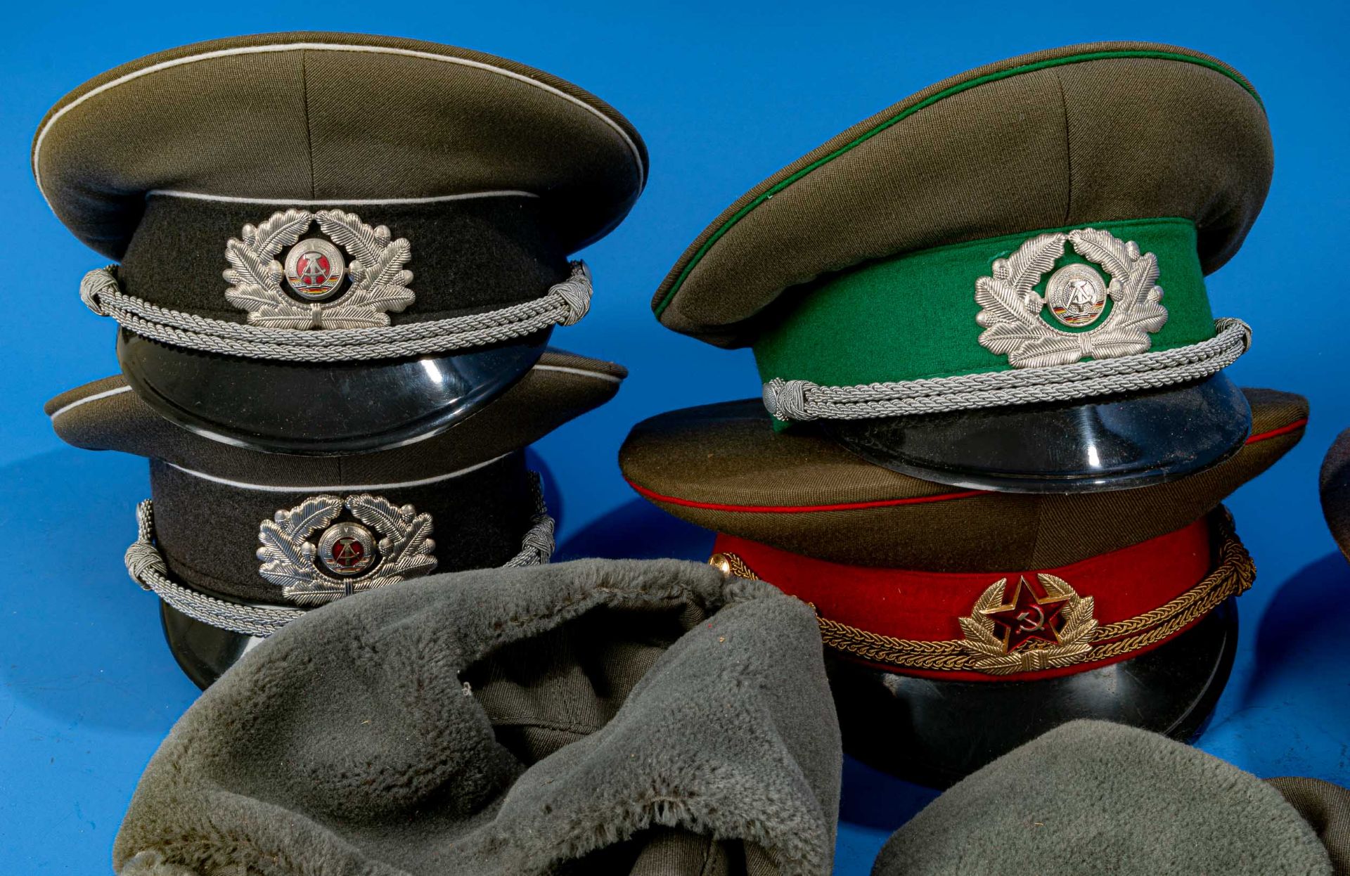 25teiliges Konvolut verschiedenster Kopfbedeckungen, überwiegend militärischer Herkunft, die Zeit n - Image 4 of 9