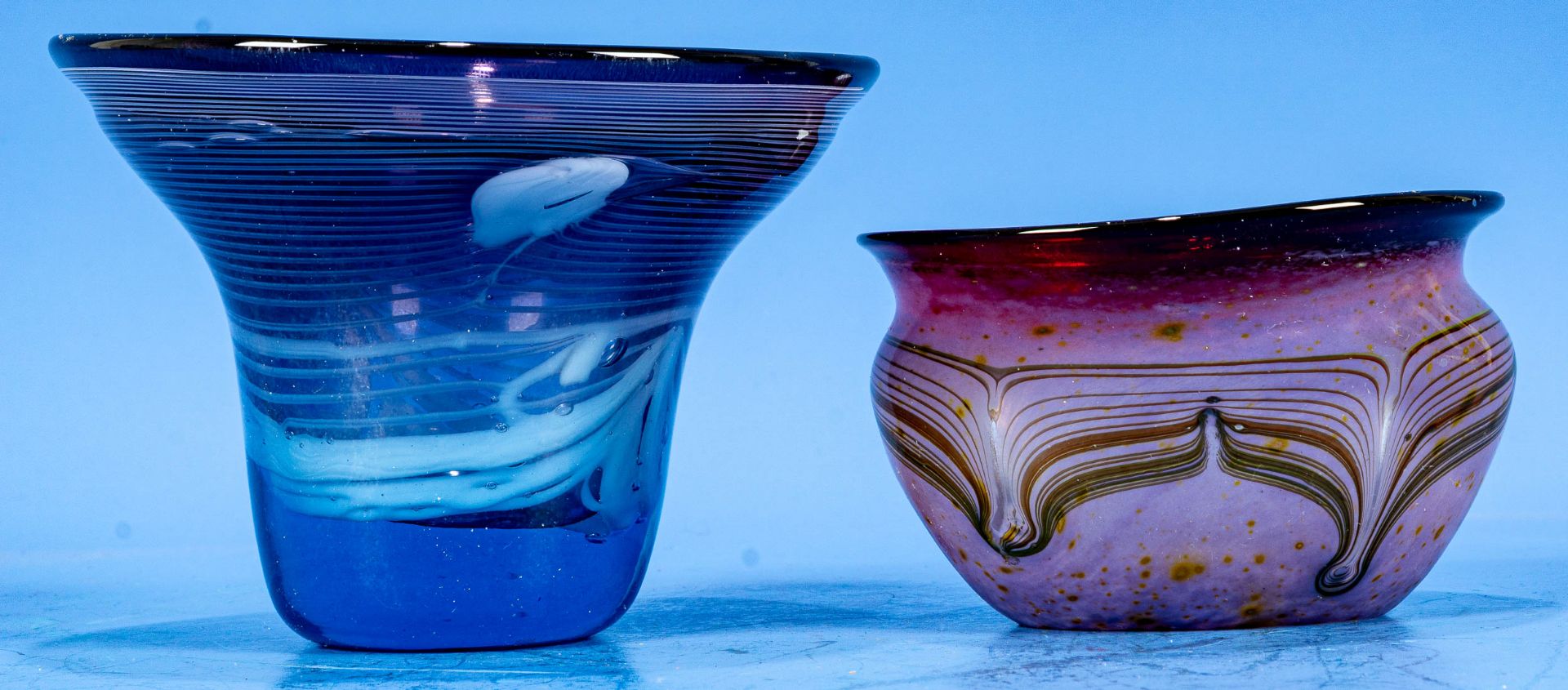 2 Tischvasen, farbig durchwirktes, dickwandiges Schlierenglas, 1 x Höhe ca. 11 cm, Durchmesser ca. - Image 2 of 5