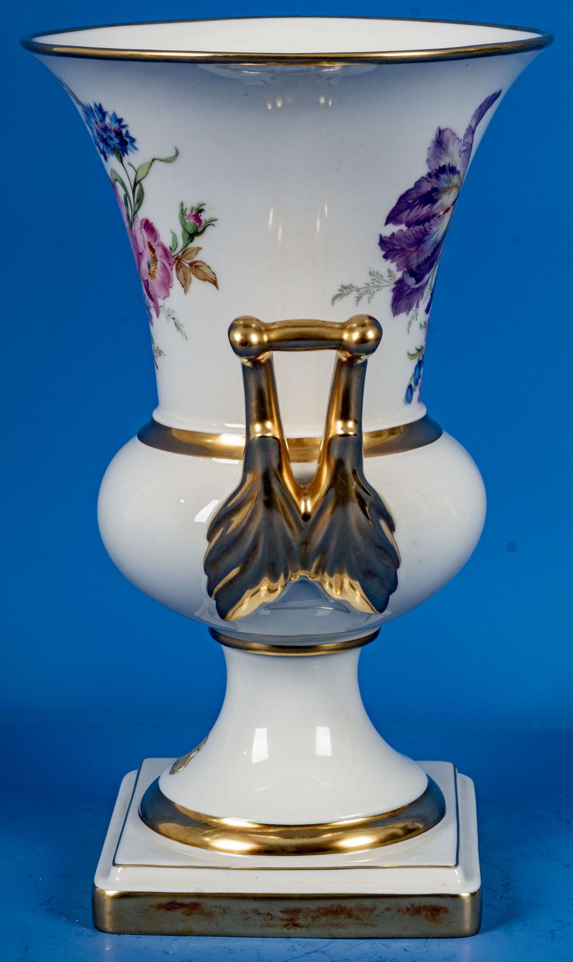 Urnenhenkelvase, Lindner Kueps; Weißporzellan mit polychromer Blütenstaffage und reichem Golddekor; - Image 4 of 9