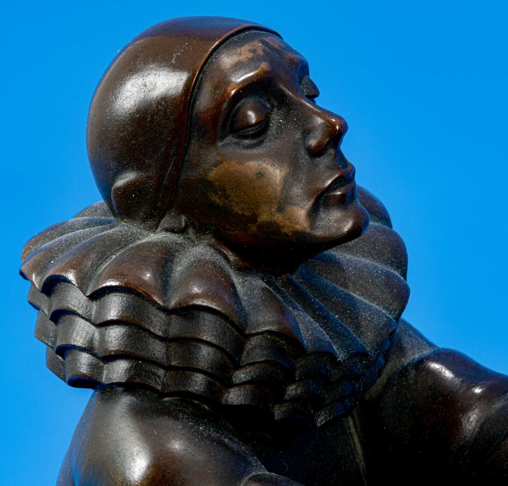 "Pierrot mit Maske" bzw. "Bajazzo mit Maske", bräunlich patinierte Bronze, Figur auf spitz-ovalem S - Bild 3 aus 15