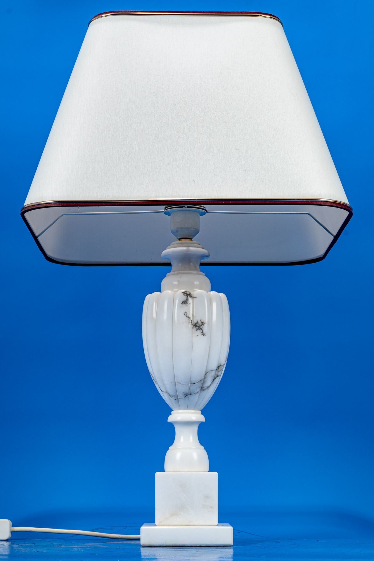 Stilvolle Tischlampe, weißer Marmorsäulenfuß auf mehrfach getrepptem quadratischem Sockel, sehr sch - Image 2 of 9