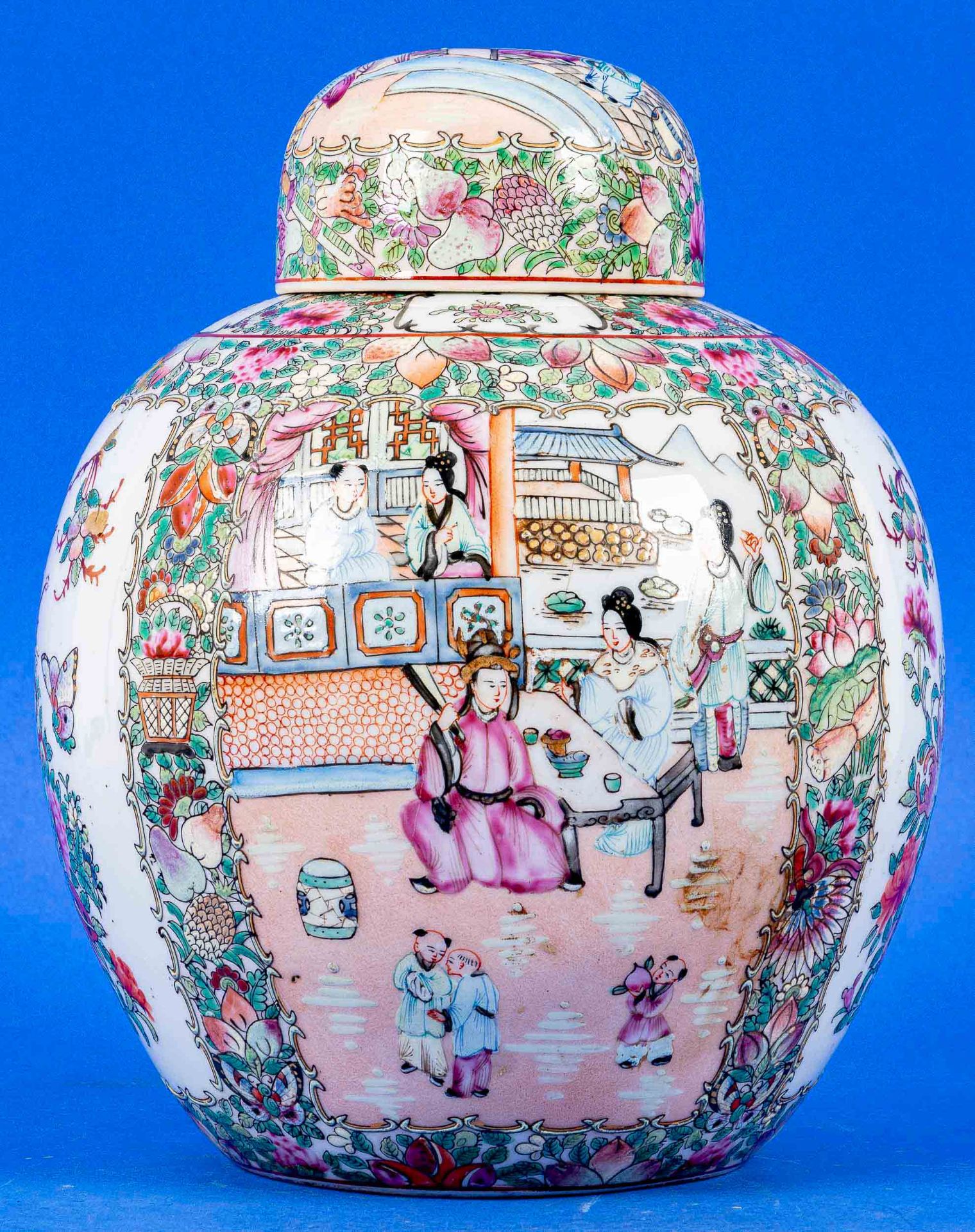 Großer Ingwer Jar, China 20. Jhdt., weißes Porzellan mit aufwändiger Kanton-Emaille-Malerei, Schrif - Bild 2 aus 12