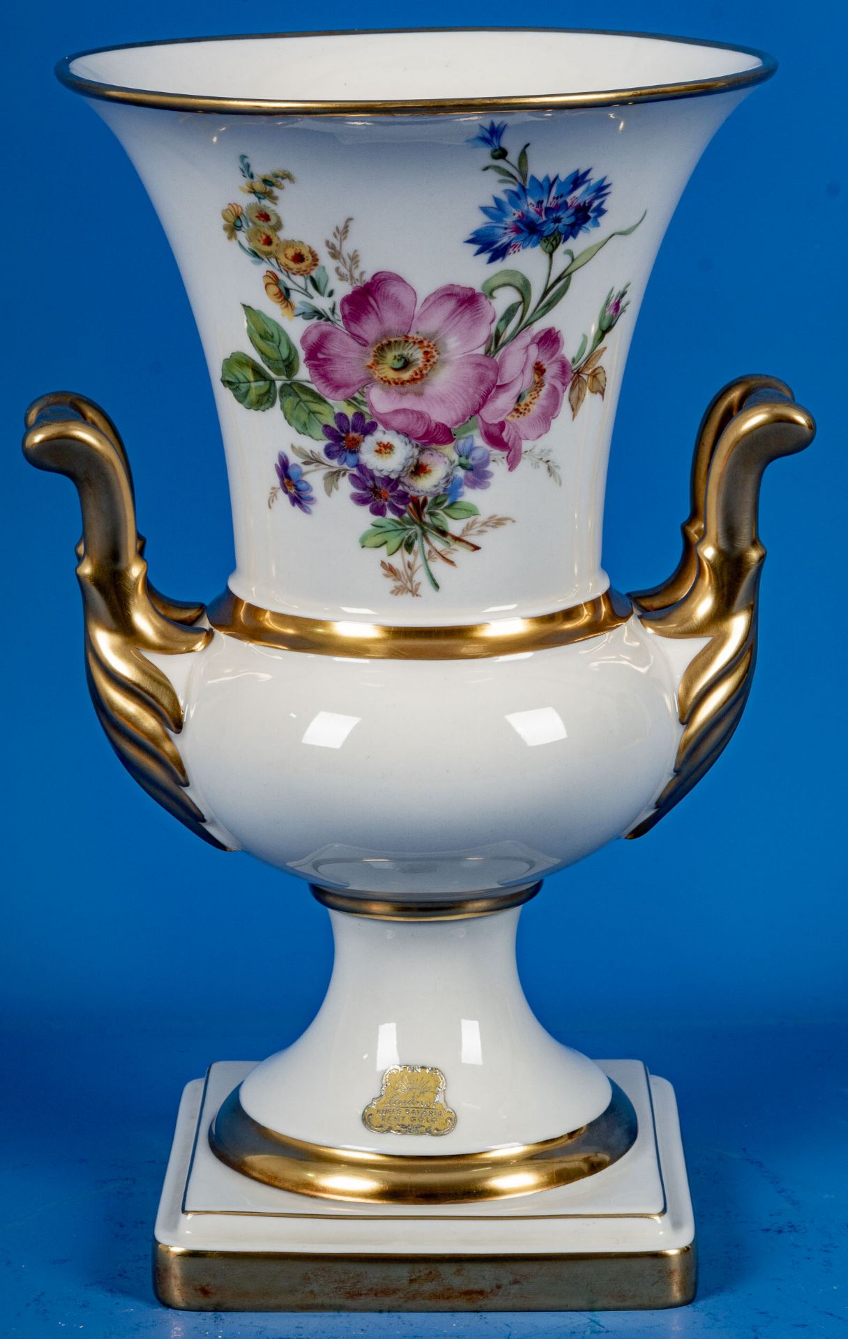 Urnenhenkelvase, Lindner Kueps; Weißporzellan mit polychromer Blütenstaffage und reichem Golddekor; - Bild 5 aus 9