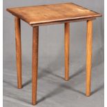 Kleiner Beistelltisch, dänisches Teakholz-Möbel der 1960er Jahre, Beine abschraubbar, Platte unters
