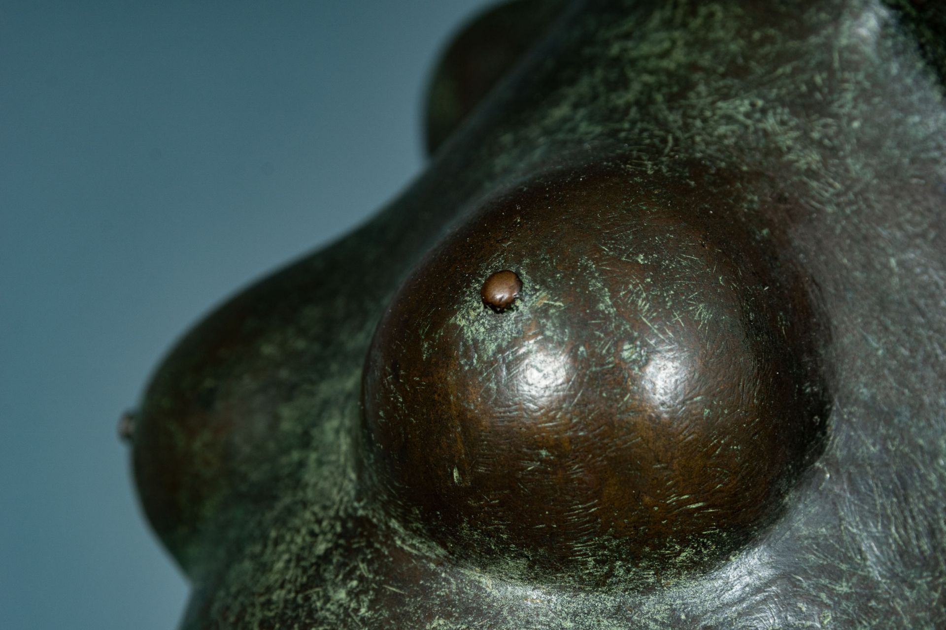 "Nude Lady on a column" - Erotische Bronze des Sergio Capellini. Grün-gräulich patinierter sitzende - Image 15 of 16