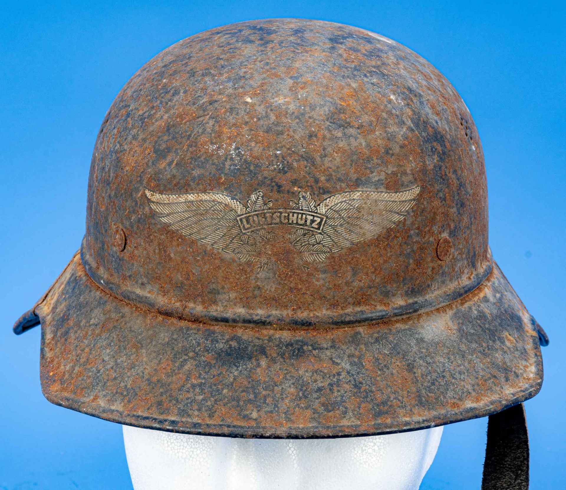 "LUFTSCHUTZ"-Stahlhelm, Dachboden-/Kellerfund, starke Korrosionspuren, Größe 57, Fundzustand. - Image 3 of 9