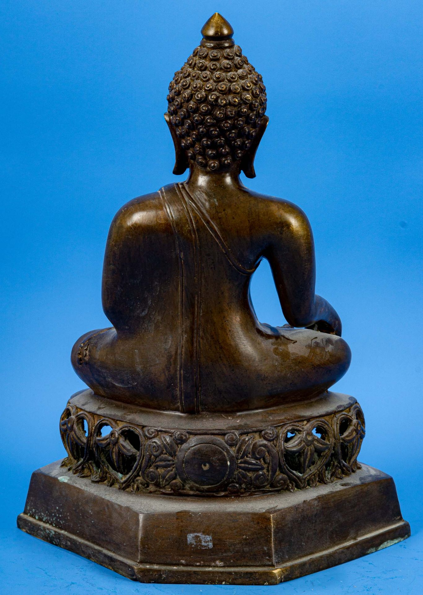 Sitzender Buddha, bräunlich patinierte Bronze, unbekanntes Alter, Ostasien, Höhe ca. 42 cm. - Bild 6 aus 7