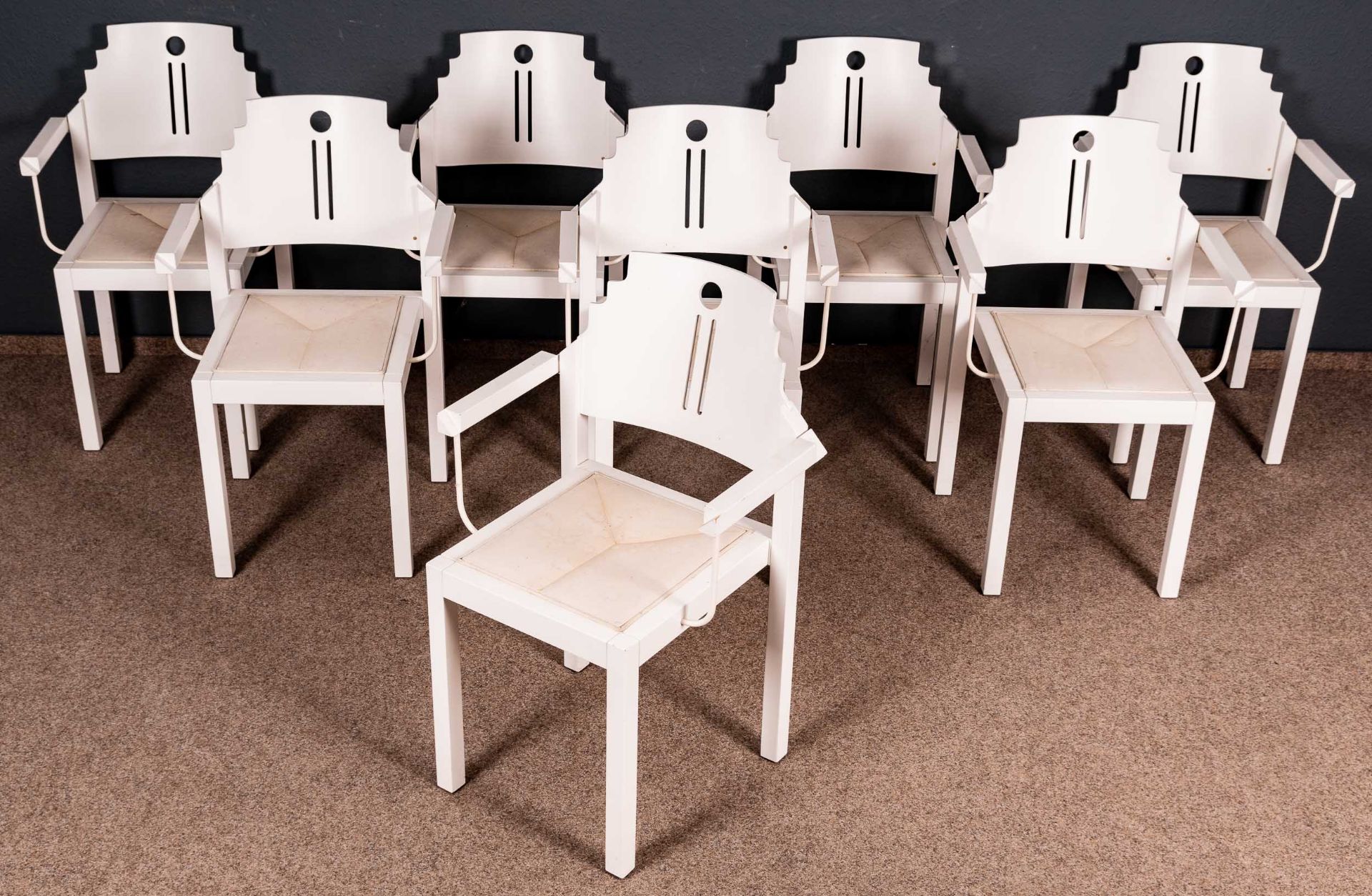Folge von 8 Armlehnstühlen, weiß lackierte Holzgestelle in nicht alltäglicher Formgebung. Ende 20. - Image 3 of 8