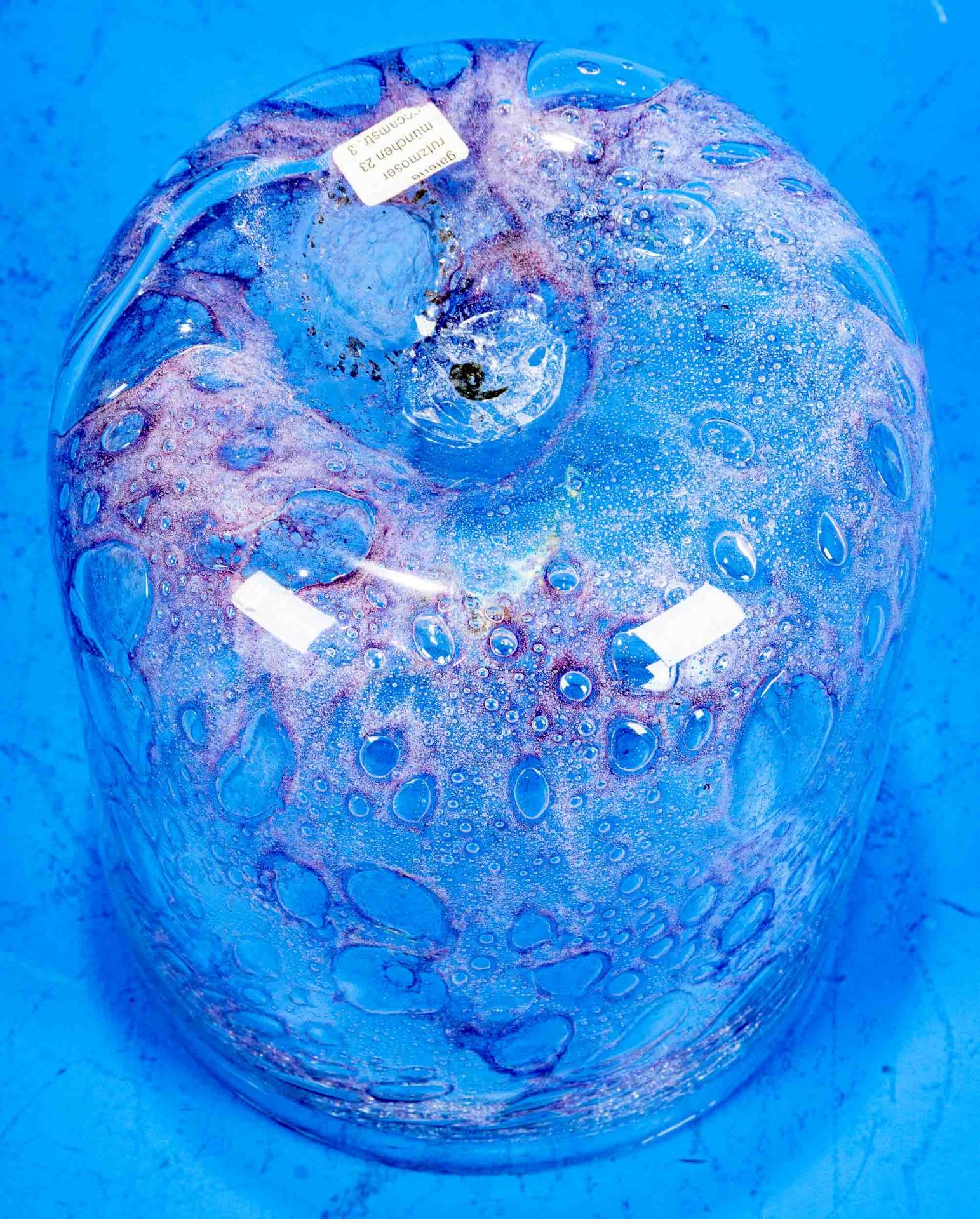 Tischvase, fliederfarbig durchwirktes, dickwandiges Klarglas mit unzähligen Luftblaseneinschlüssen, - Image 4 of 4