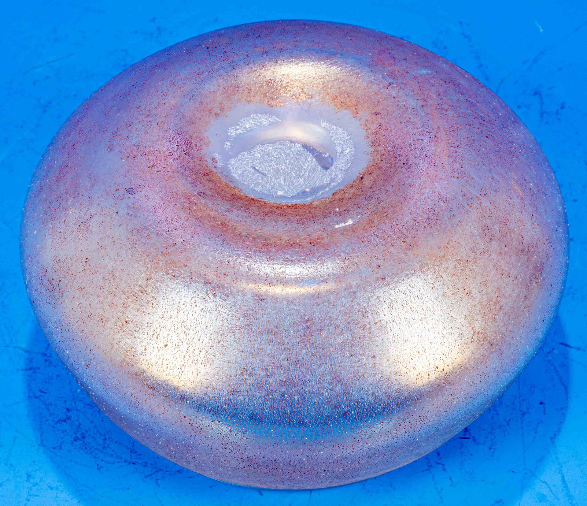Pflanztopf bzw. Schwimmkerzenvase, "gedrückte" Form, dickwandiges lustrierendes Klarglas, Außenwand - Image 4 of 6