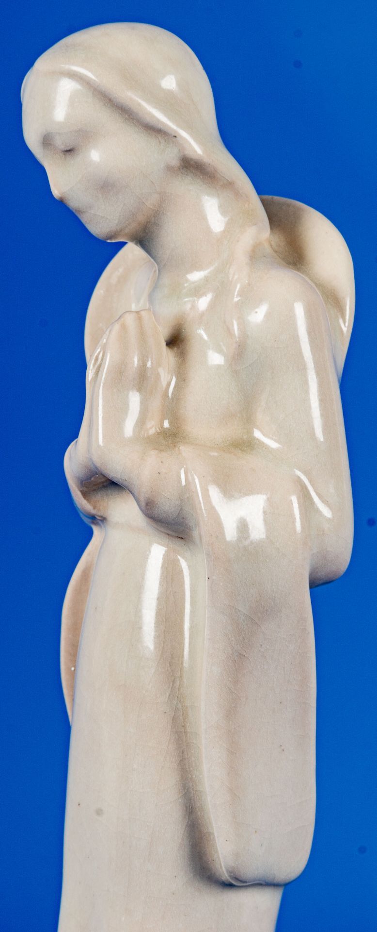 Stehende Maria, die Hände zum Gebet gefaltet, heller Scherben mit Krakelee-Glasur, ungedeutete Bode - Bild 11 aus 12