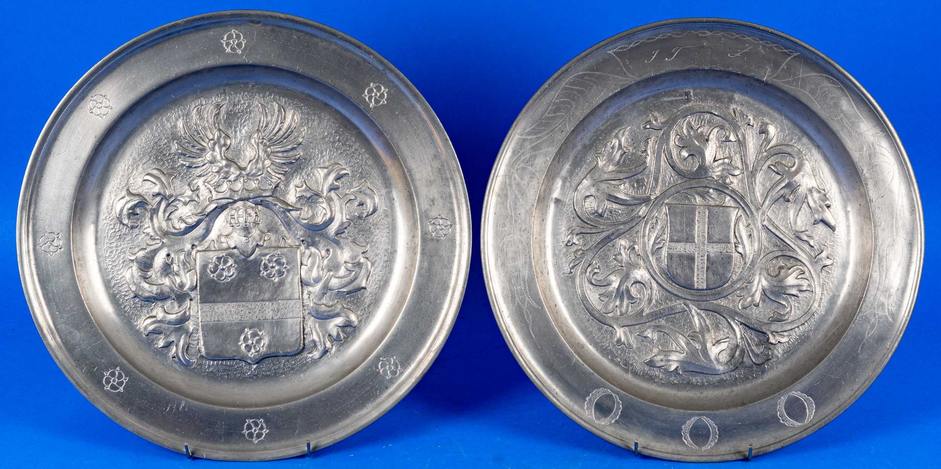 Paar dekorativer Wappenteller, Zinn; wohl 20. Jhdt., Durchmesser je ca. 39 cm.