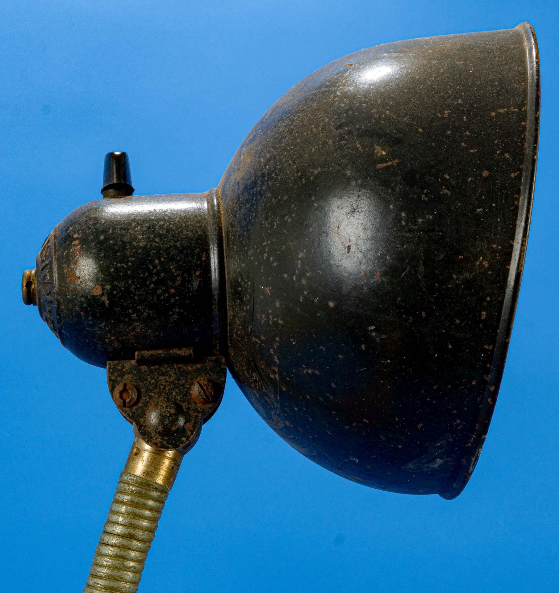 Orig. KAISER-IDELL-Tischlampe; ungeprüfter Erhaltungszustand mit Tischplattenarretierung; Schirm sc - Bild 6 aus 8