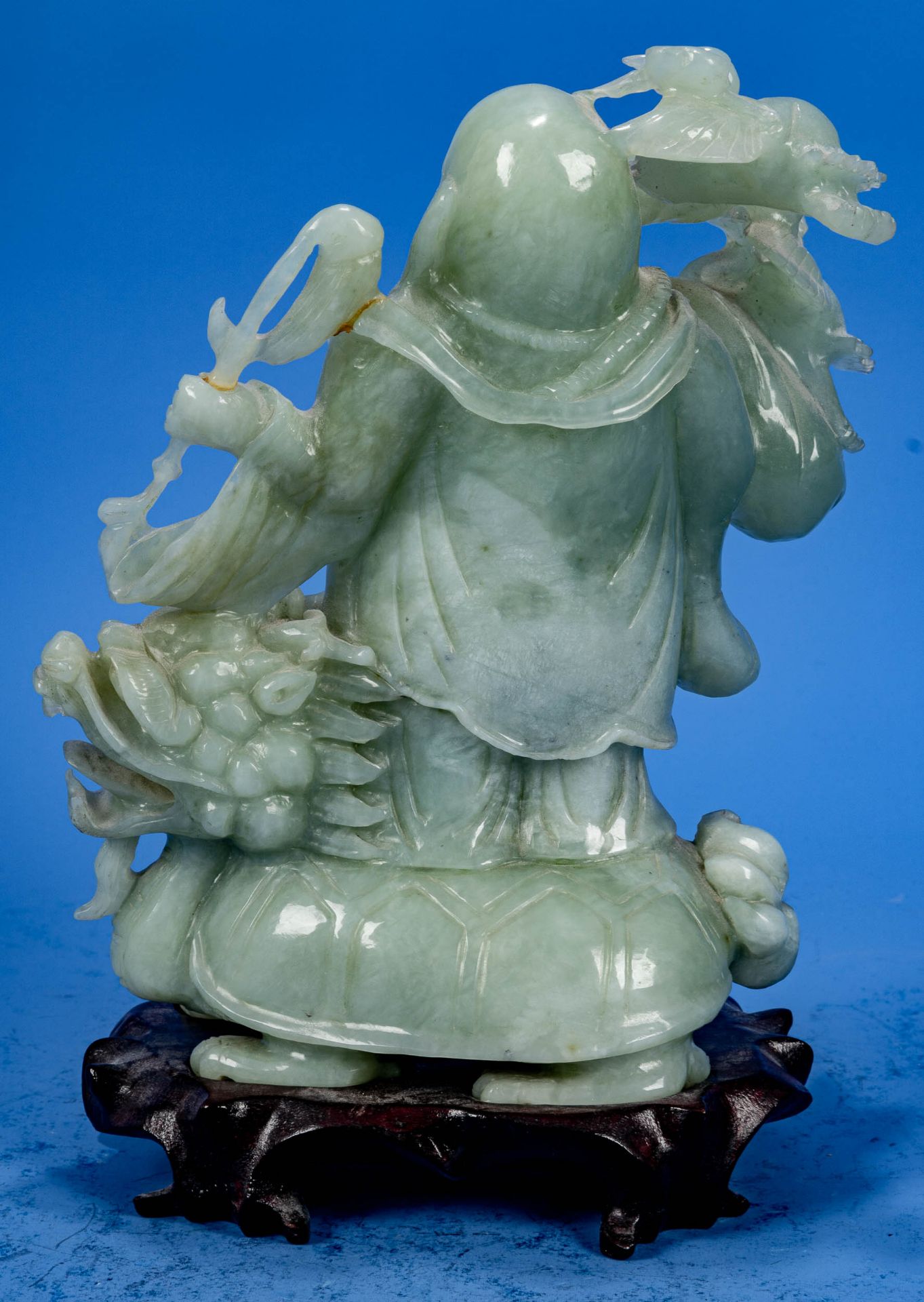 "Buddha auf Drachenkopf-Schildkröte", aus hellgrüner Jade gearbeitete, stehende Figur auf hölzernem - Bild 8 aus 11