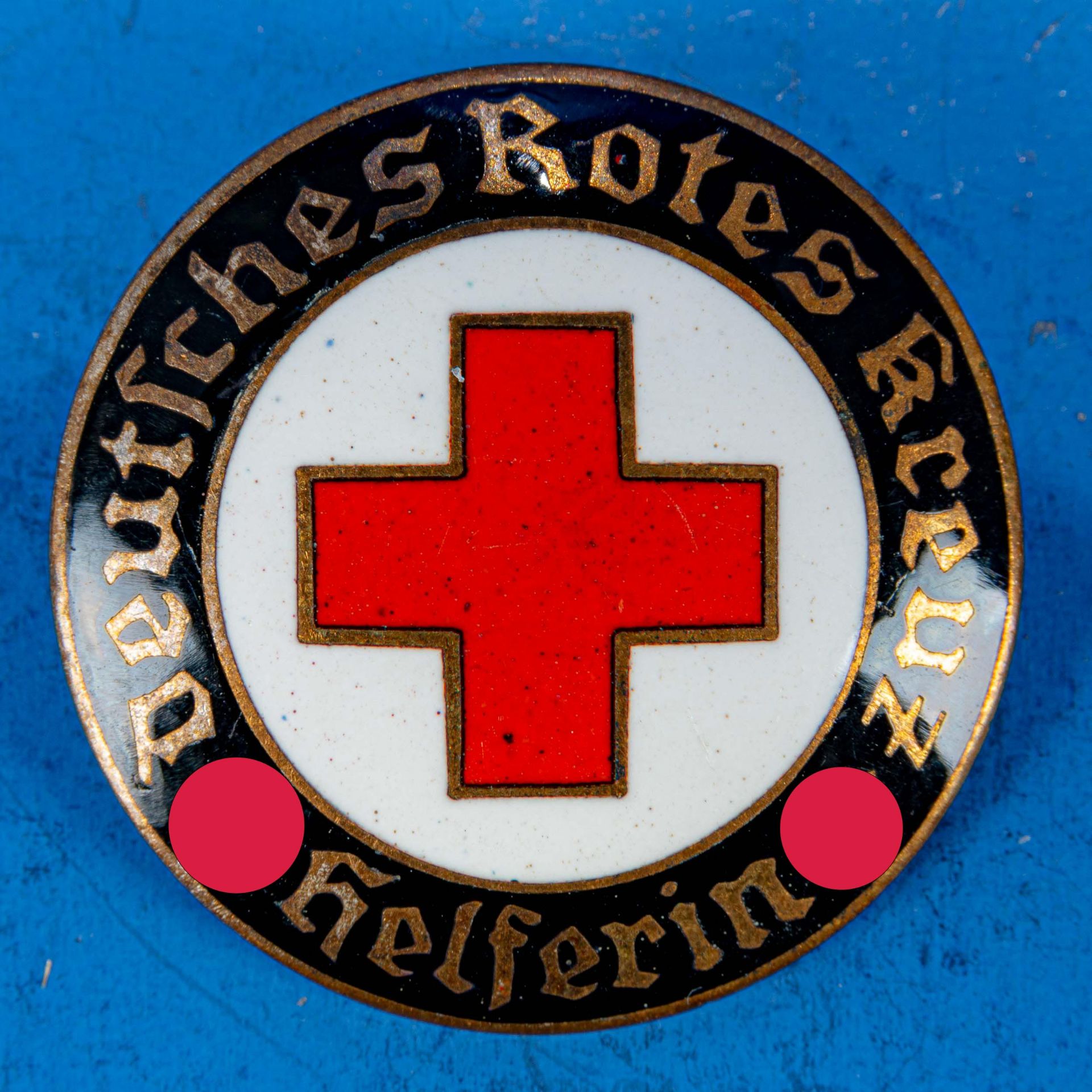 Emailliertes rundes "Helferin"-Abzeichen, Deutsches Rotes Kreuz, getragenes Original der Zeit 1933