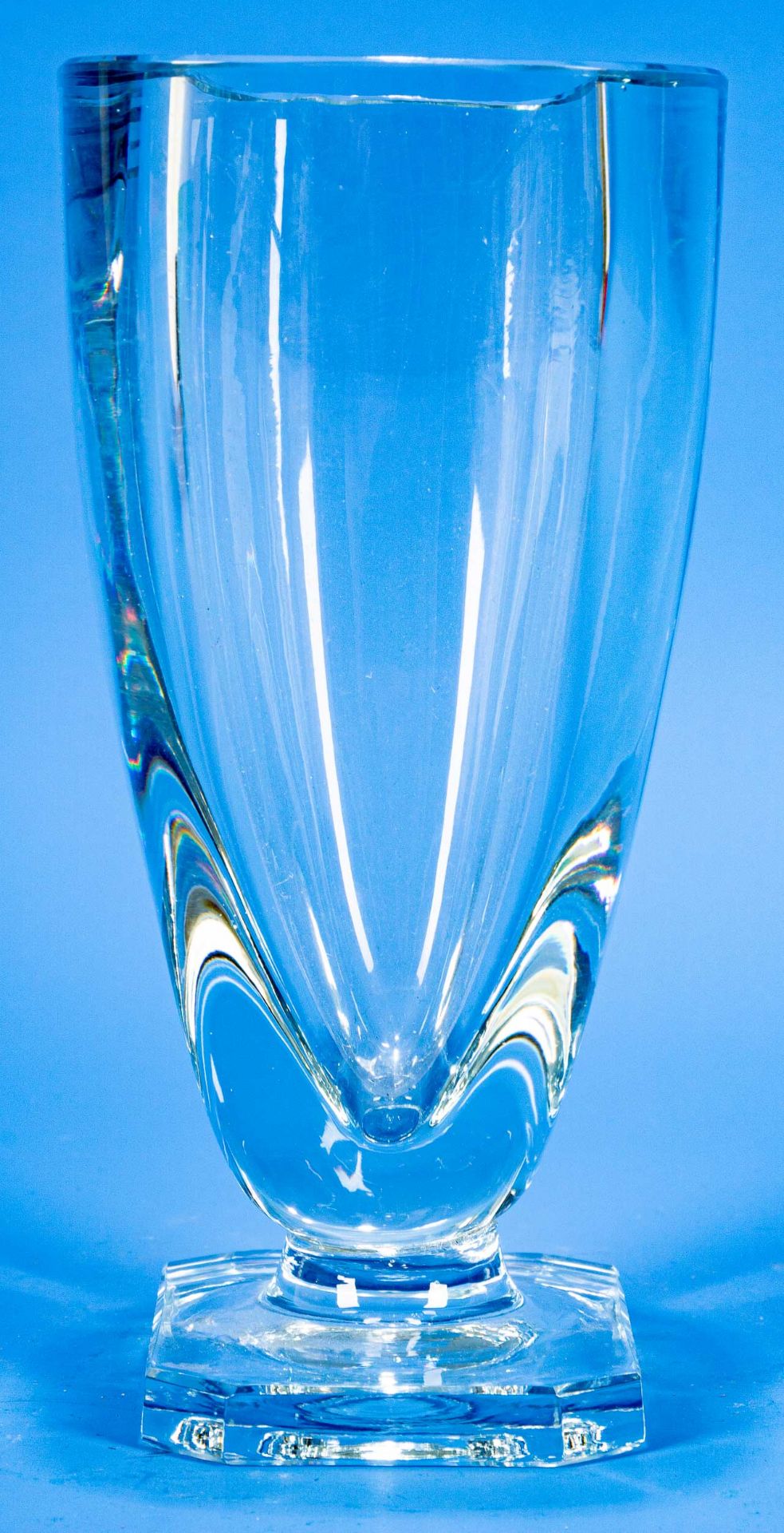 Zeitlos elegante Pokalvase auf rechteckigem Stand; dickwandiges Klarglas; sehr schöner, unbeschädig - Image 3 of 6