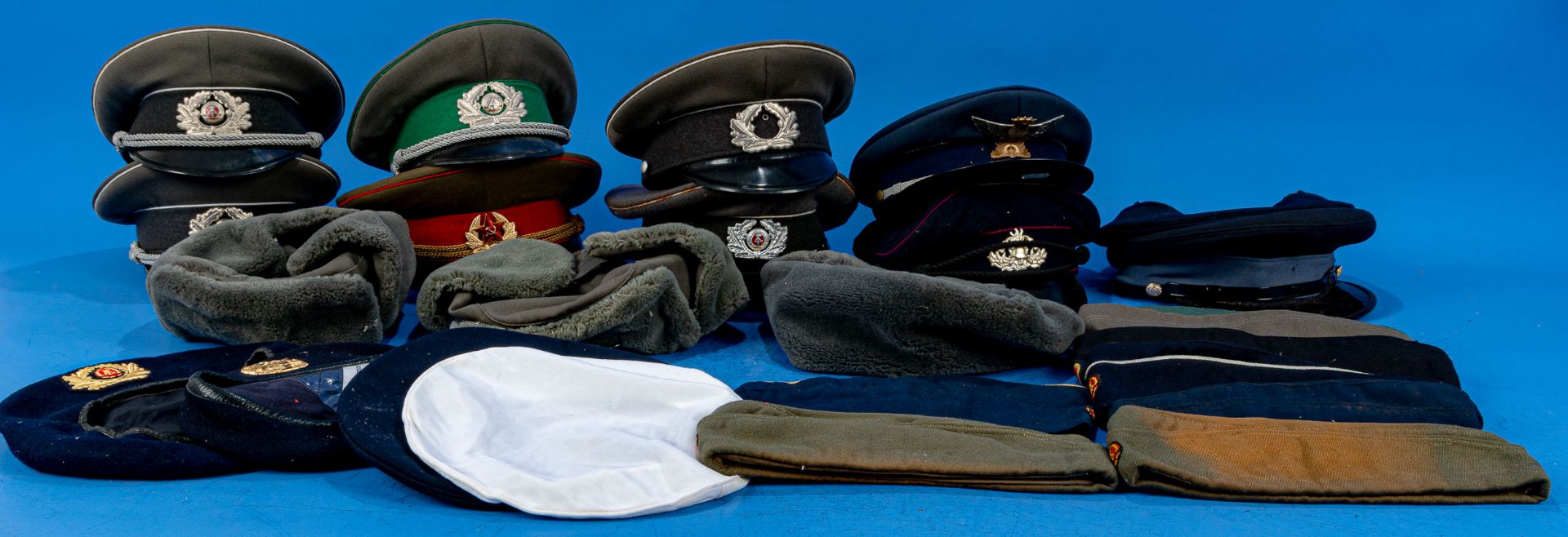 25teiliges Konvolut verschiedenster Kopfbedeckungen, überwiegend militärischer Herkunft, die Zeit n - Image 2 of 9