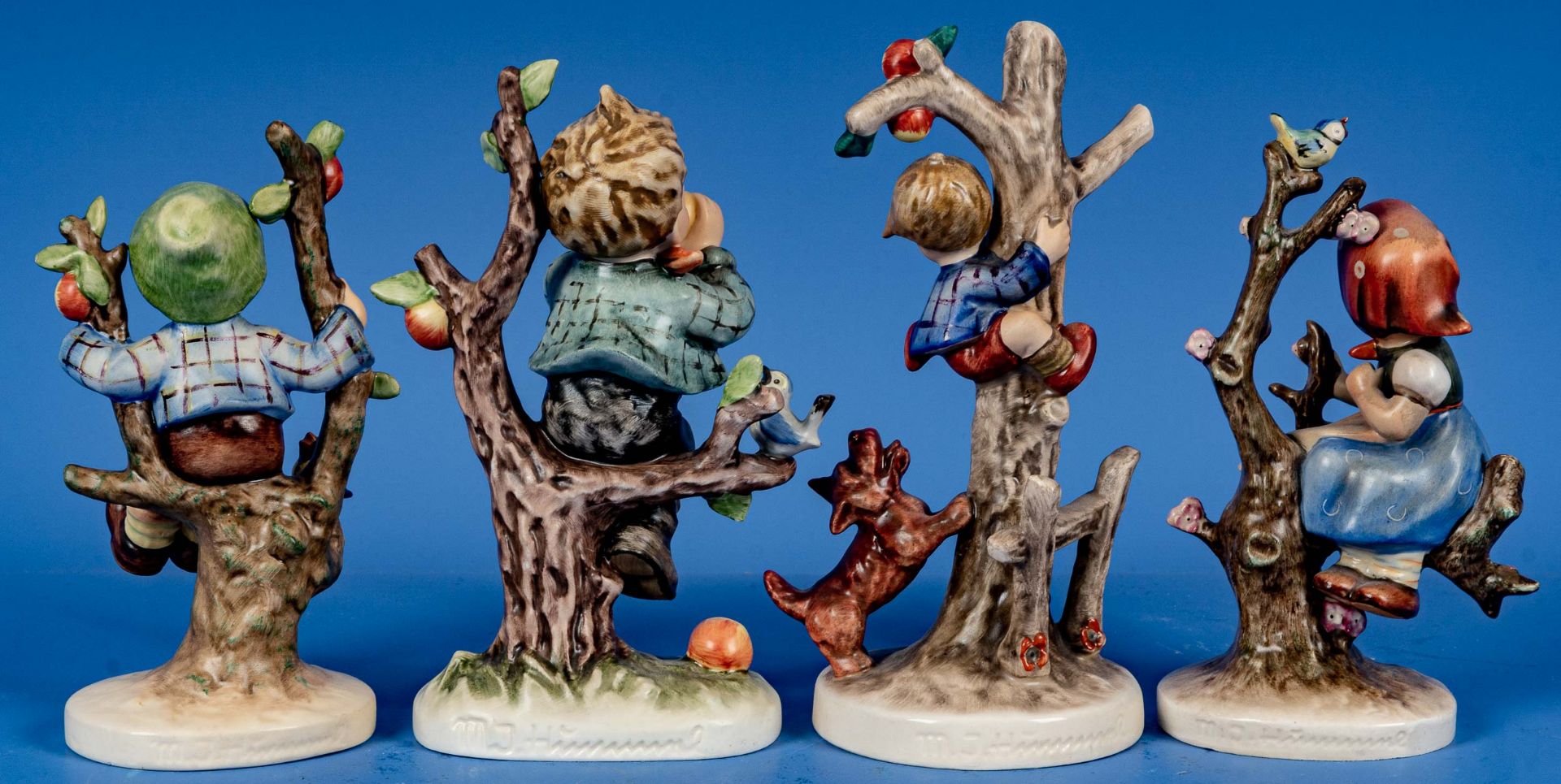 Folge von 4 Baum-Kindern, Göbel-Figuren, versch. Alter, Größen, Darstellungen & Erhalt. Höhen von c - Image 4 of 5