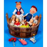 10teiliges Puppen-Konvolut, bestehend aus: hölzernem Waschzuber mit insgesamt 9 Puppenfiguren und e