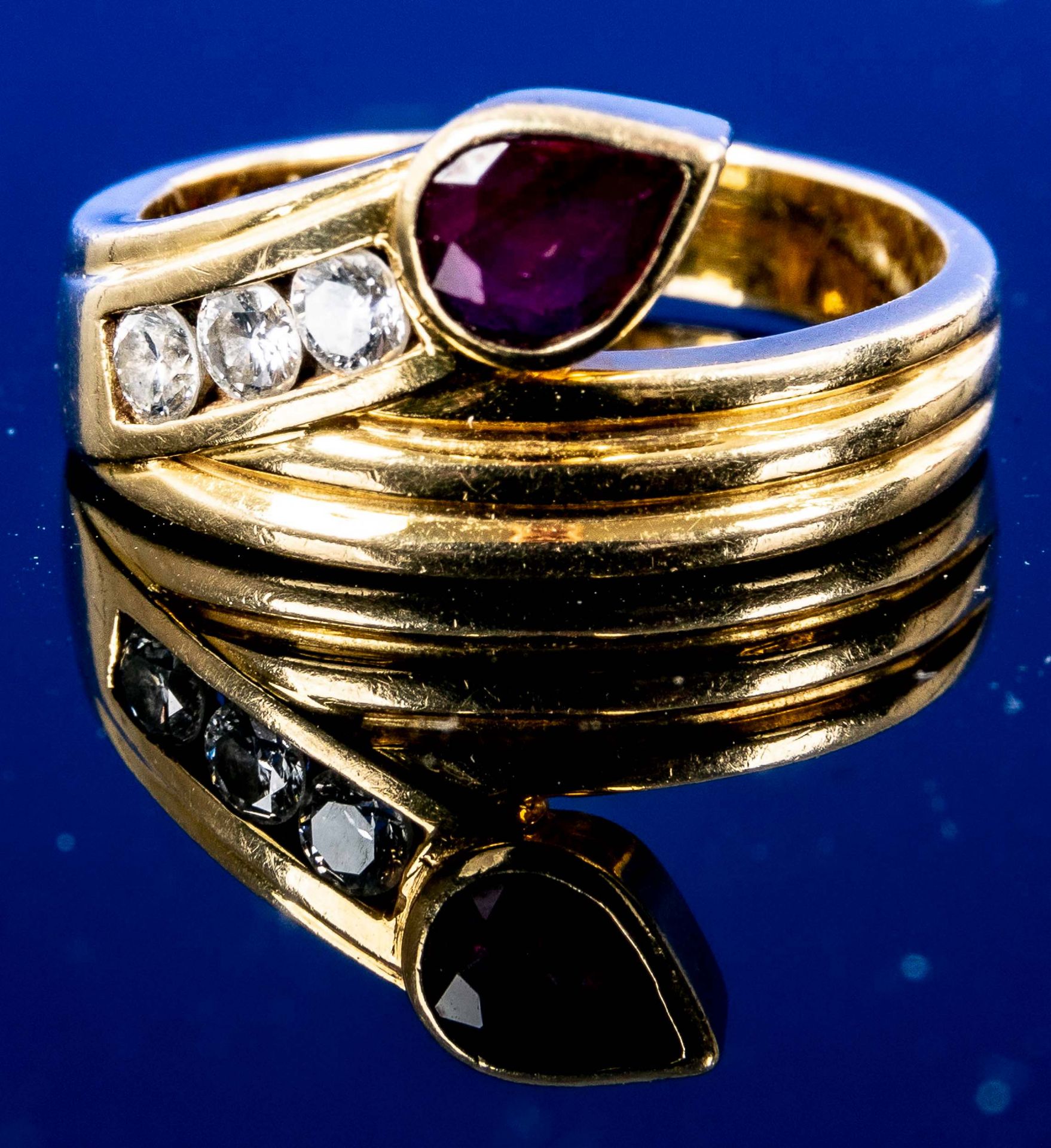 Eleganter 18 K Gelbgold-Ring mit eingefassten Diamanten und Rubintropfen, Innendurchmesser ca. 17 - - Image 2 of 5