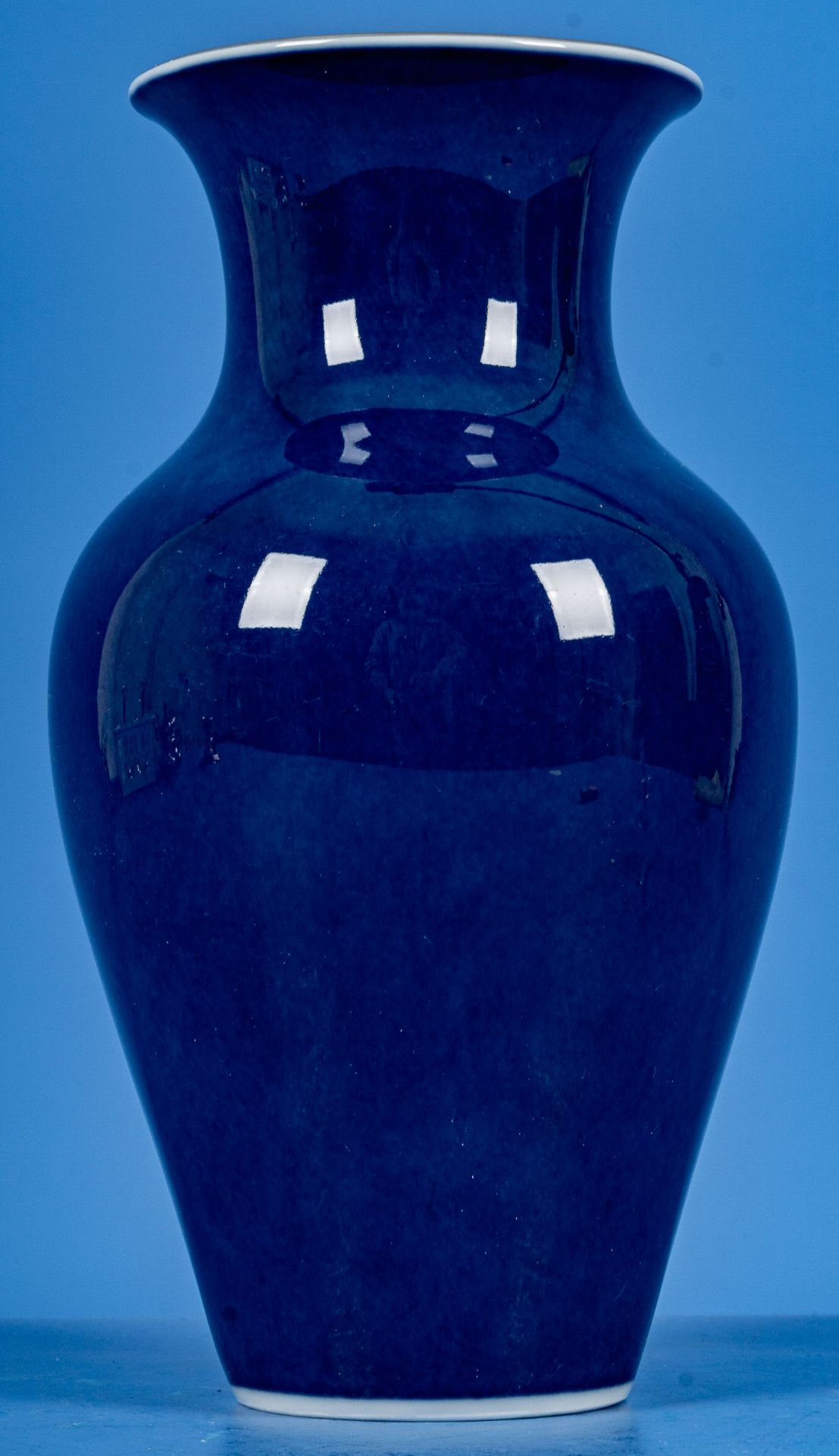 Elegante blauglasierte Tischvase mit silbernem Abschlussrand, KPM-Berlin, 1. Wahl, blaue Zepter-Mar - Bild 2 aus 6