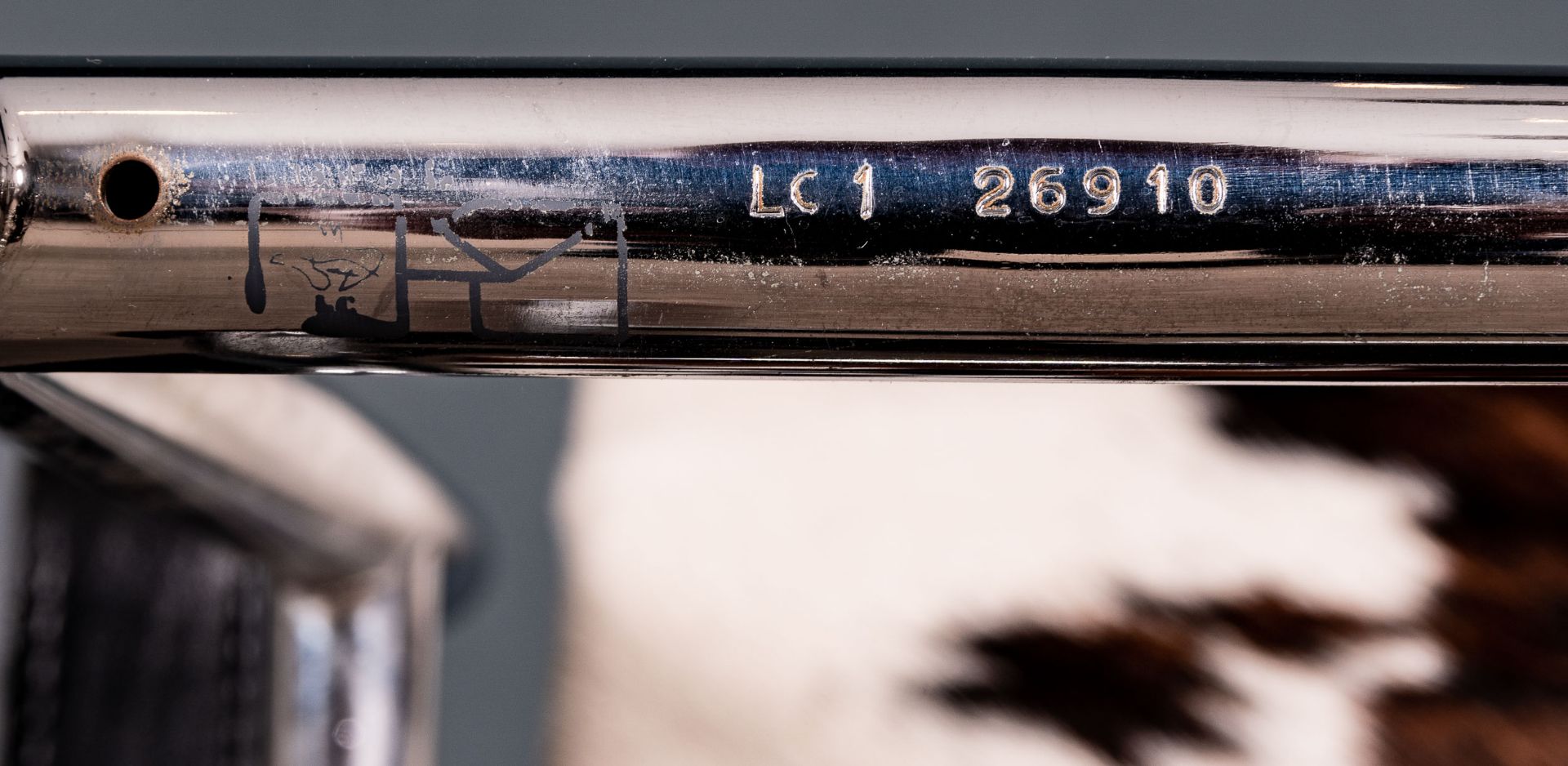 Originaler "LC 1" Armlehnsessel, Cassina, Stahlrohr verchromt, Lederriemen, geprägt bezeichnet Le C - Bild 14 aus 14
