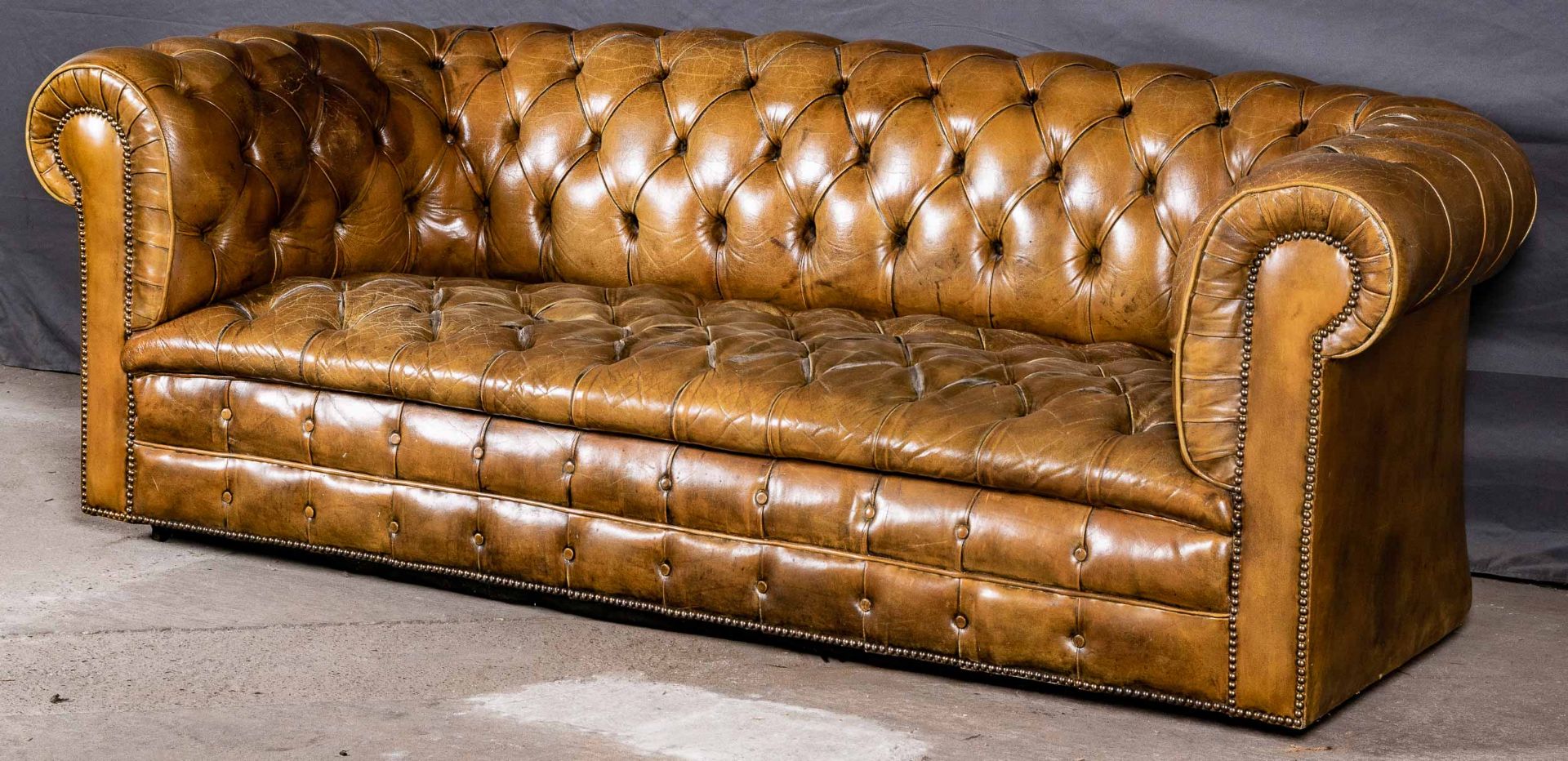 Chesterfield-Sofa, braunes Leder mit typischer Knopfheftung; guter, gebrauchter, unperfekter Erhalt - Bild 6 aus 12