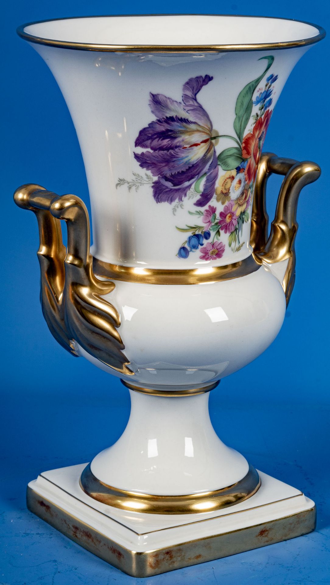 Urnenhenkelvase, Lindner Kueps; Weißporzellan mit polychromer Blütenstaffage und reichem Golddekor; - Bild 3 aus 9