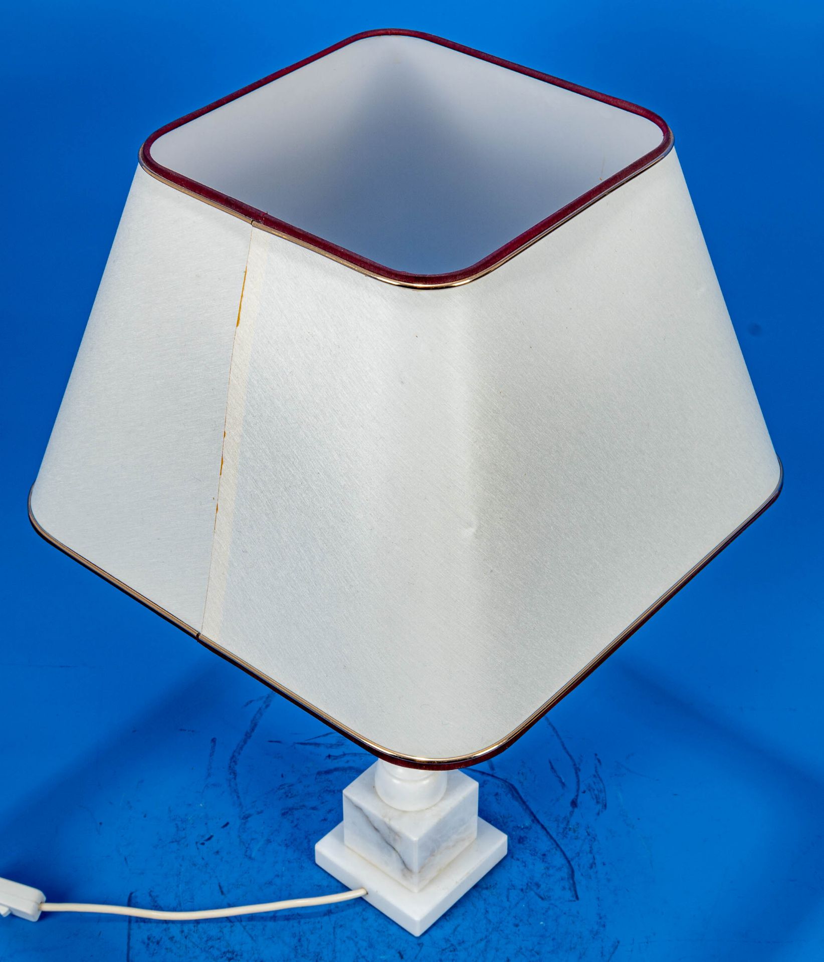 Stilvolle Tischlampe, weißer Marmorsäulenfuß auf mehrfach getrepptem quadratischem Sockel, sehr sch - Image 7 of 9