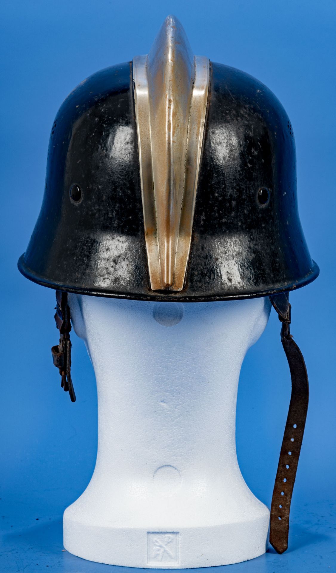 Älterer Feuerwehrhelm, schwarz lackierte Haube, innen mit Lederriemung. - Bild 3 aus 6