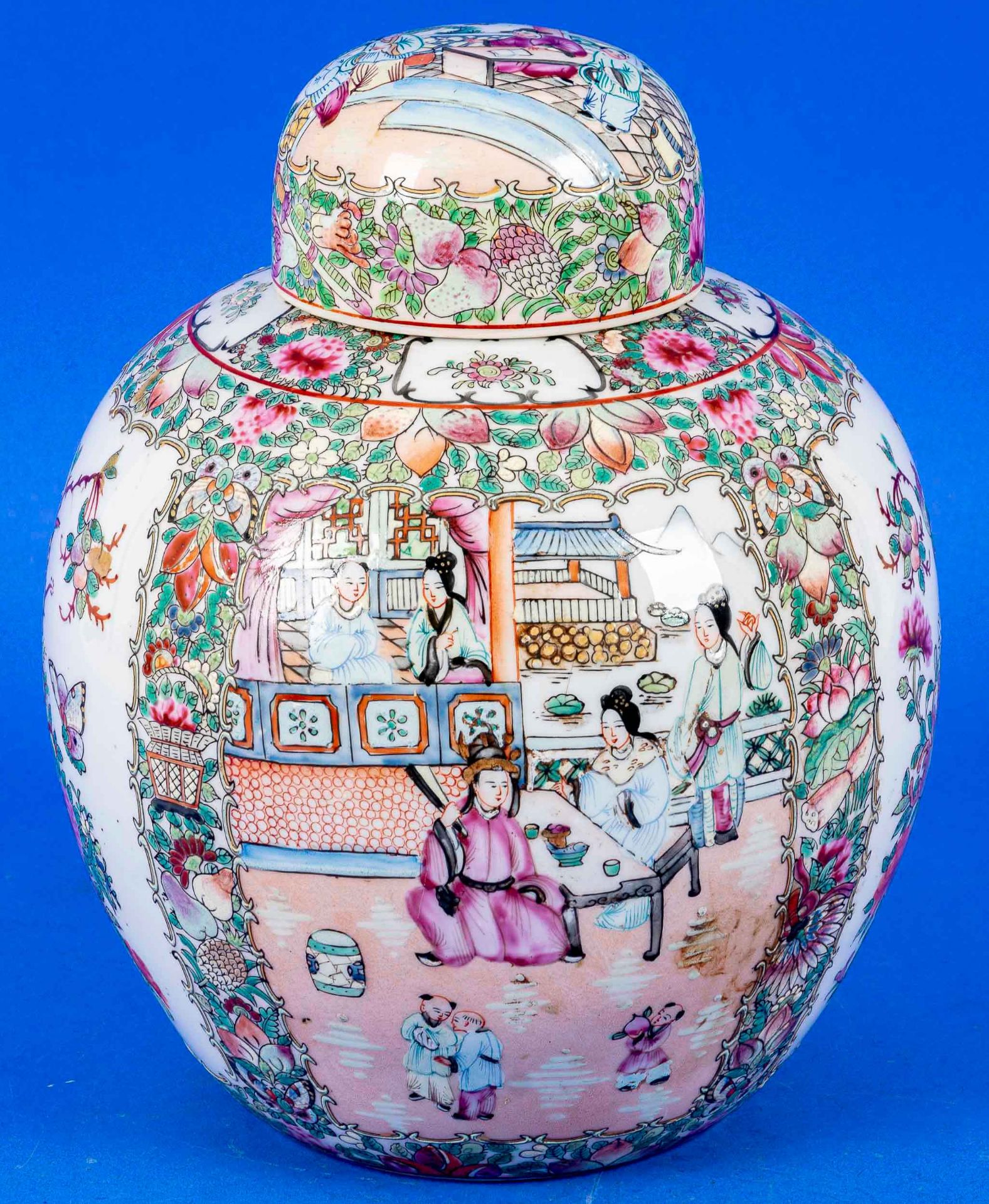 Großer Ingwer Jar, China 20. Jhdt., weißes Porzellan mit aufwändiger Kanton-Emaille-Malerei, Schrif