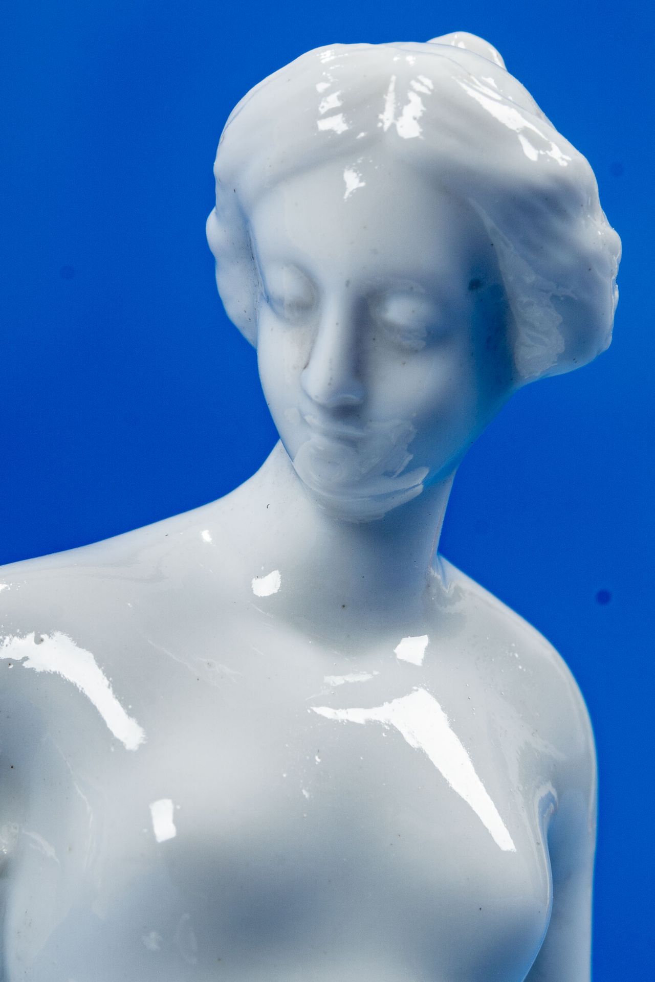 "Leda mit dem Schwan", weißglasierte Porzellanfigur, wohl Thüringen 20. Jhdt., der kleine Finger de - Bild 8 aus 11