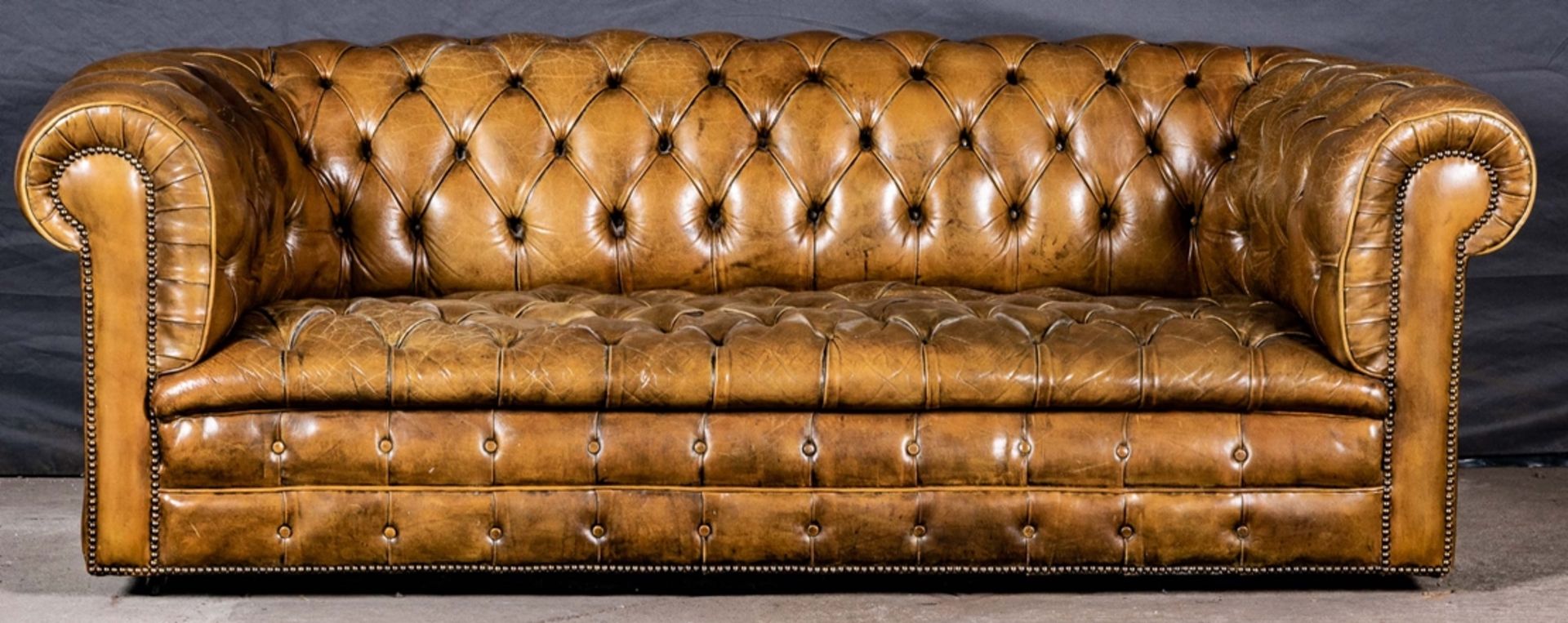 Chesterfield-Sofa, braunes Leder mit typischer Knopfheftung; guter, gebrauchter, unperfekter Erhalt