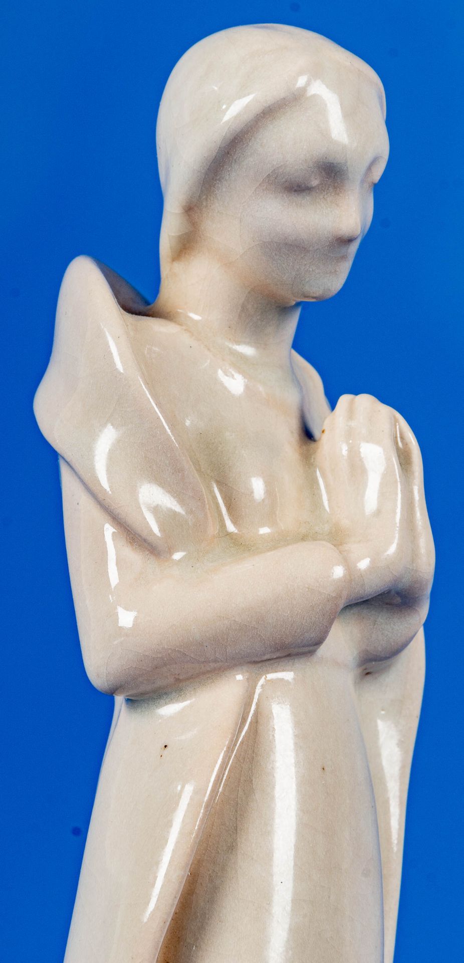 Stehende Maria, die Hände zum Gebet gefaltet, heller Scherben mit Krakelee-Glasur, ungedeutete Bode - Image 5 of 12