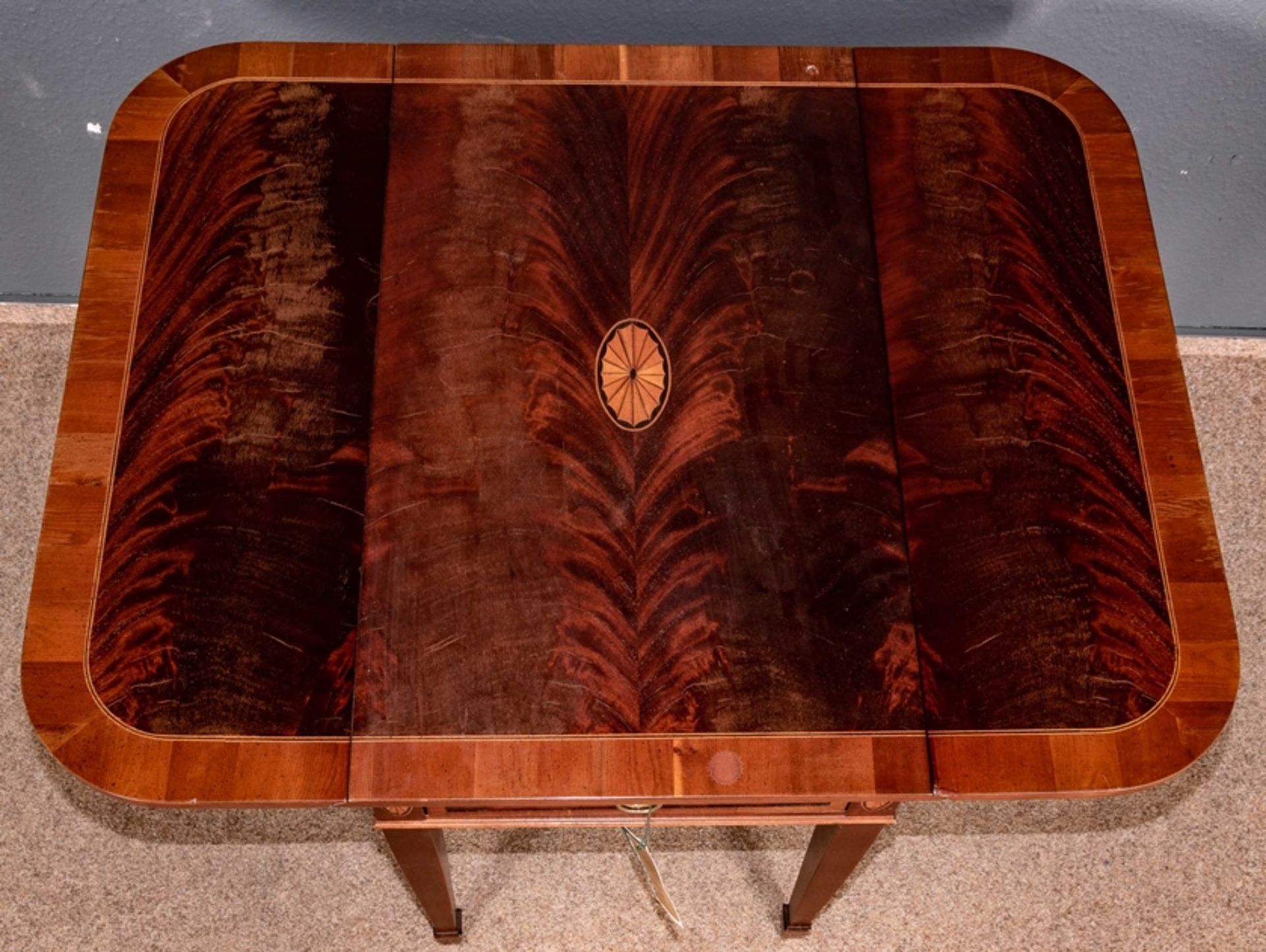 Pembroke-Tisch, US-Stilmöbel eines wohl niederländischen Herstellers nach britischem Vorbild. Crotc - Image 5 of 7