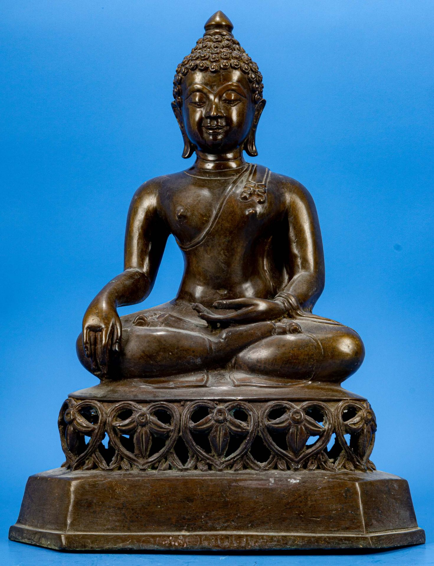Sitzender Buddha, bräunlich patinierte Bronze, unbekanntes Alter, Ostasien, Höhe ca. 42 cm. - Bild 2 aus 7