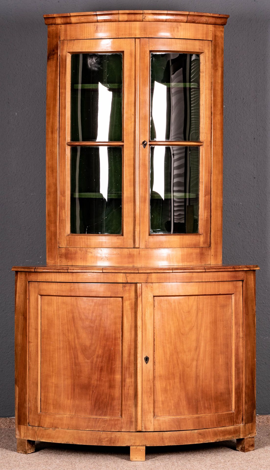 Eckvitrine Biedermeier um 1830. Kirschbaum massiv und furniert, etwas zu restaurierender Fundzustan