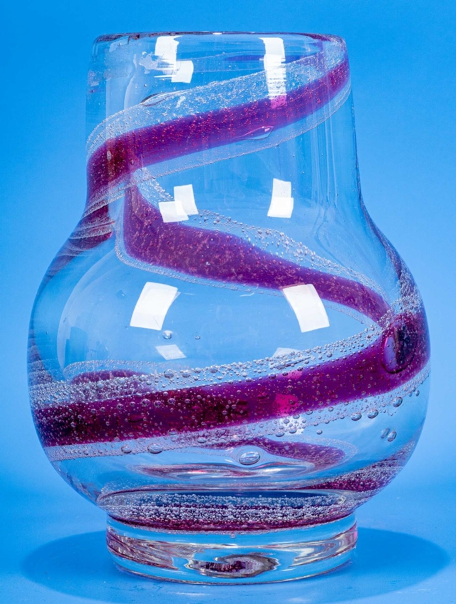 Birnenförmige Glasvase, dickwandiges, farbloses Glas mit rot-violettem eingeschmolzenem Banddekor;