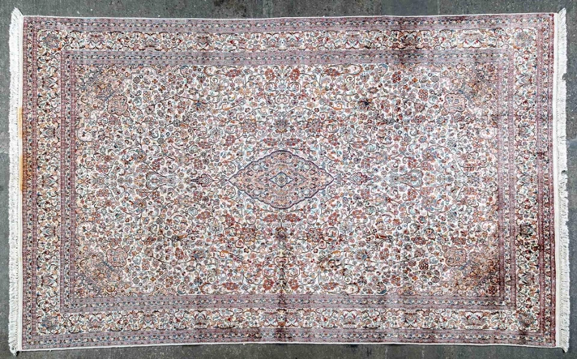 Großer, beigegrundiger Kaschmir-Seiden-Teppich; ca. 208 x 326 cm, zentrales Medaillon, von unzählig