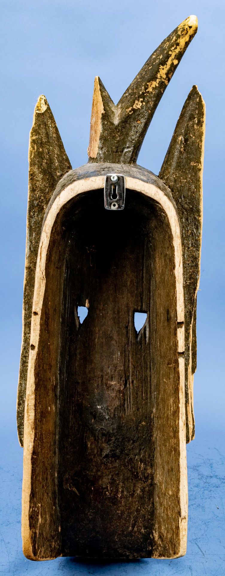 Afrikanische Holzmaske mit Resten alter Farbfassung, Länge ca. 67 cm; unvollständiger Erhalt, Schäd - Bild 5 aus 5