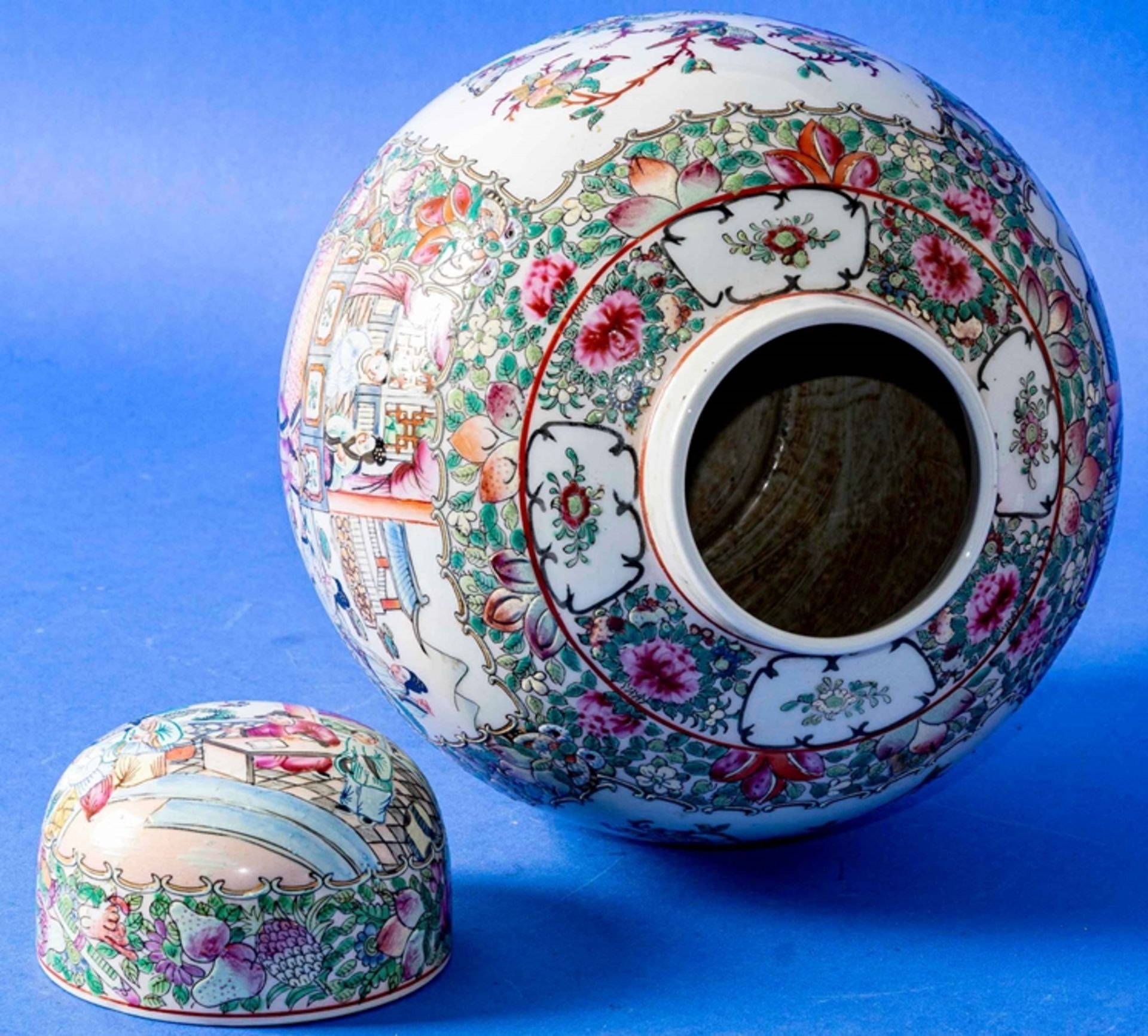 Großer Ingwer Jar, China 20. Jhdt., weißes Porzellan mit aufwändiger Kanton-Emaille-Malerei, Schrif - Bild 6 aus 12