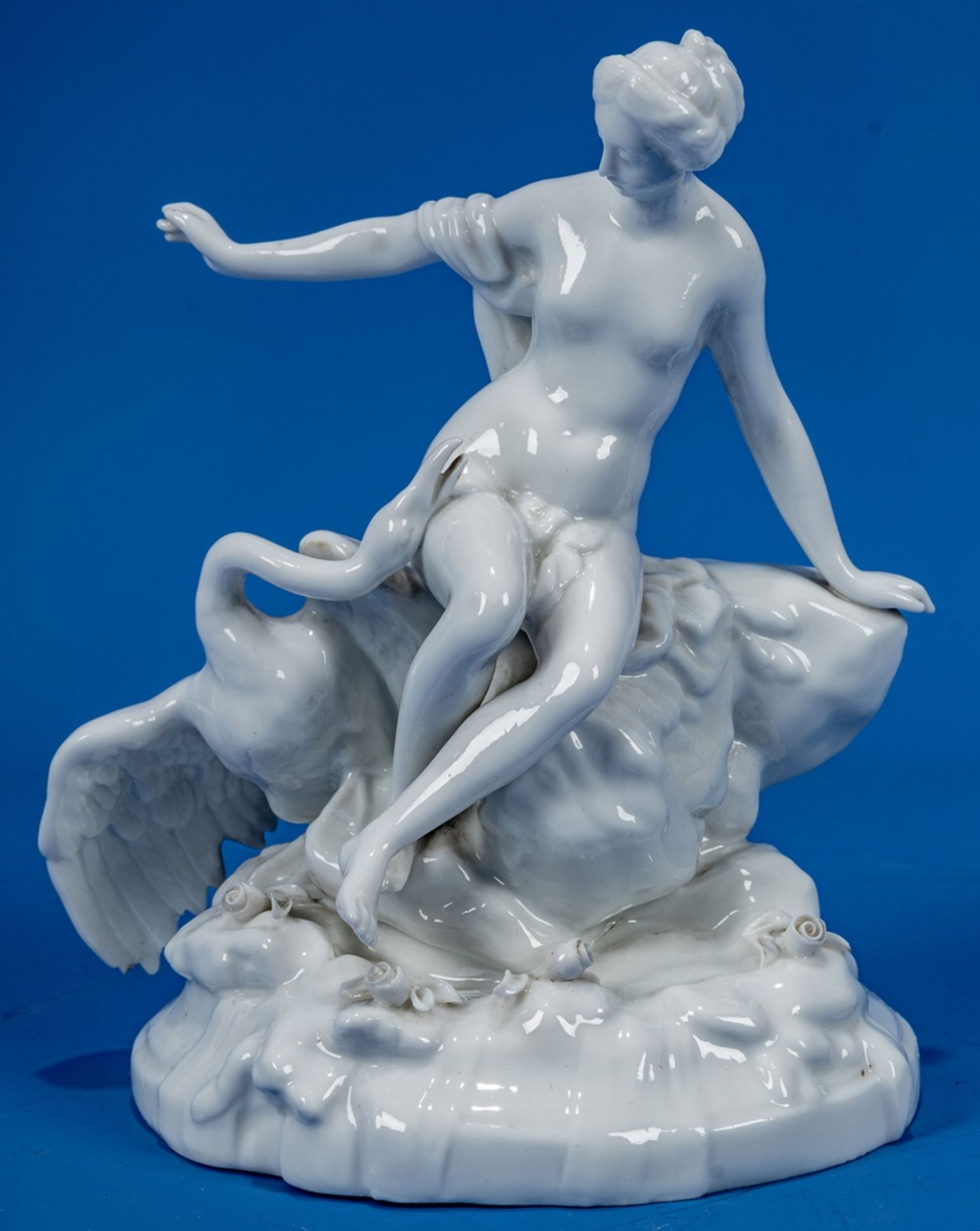 "Leda mit dem Schwan", weißglasierte Porzellanfigur, wohl Thüringen 20. Jhdt., der kleine Finger de