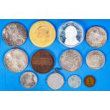 12teilige Sammlung versch. Münzen & Medaillen, teilweise Silber. Versch. Alter, Größen, Materialien