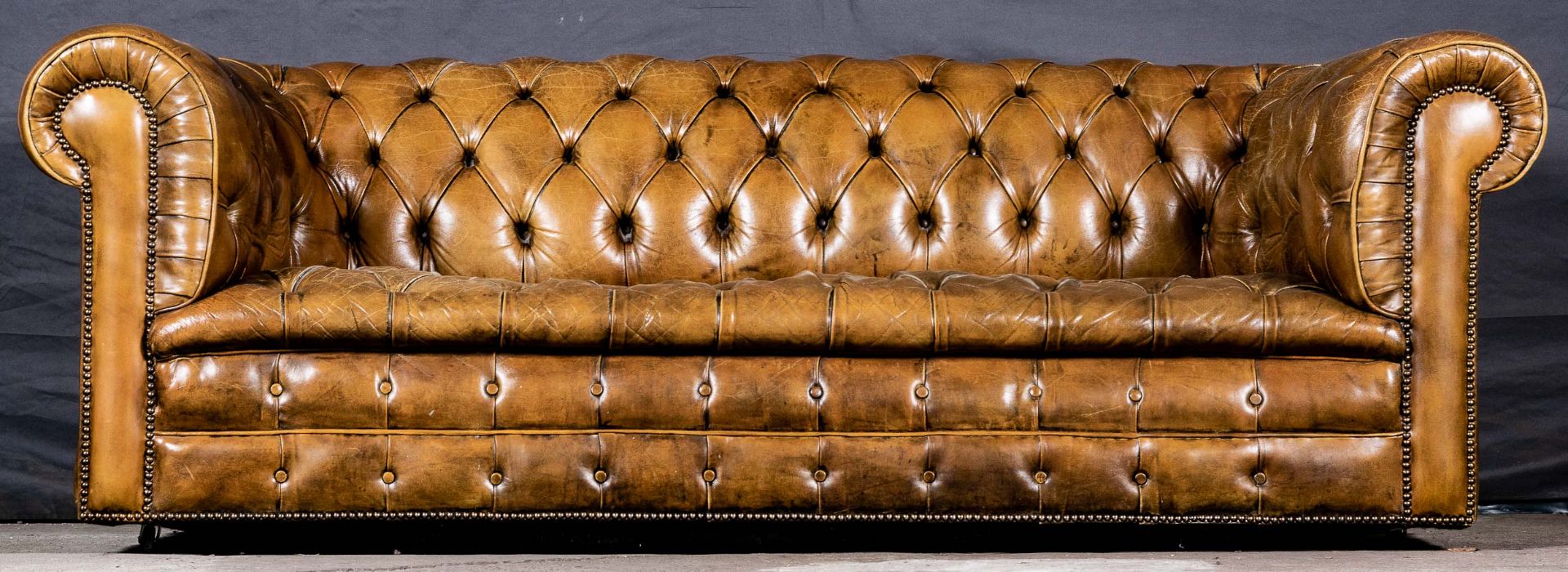 Chesterfield-Sofa, braunes Leder mit typischer Knopfheftung; guter, gebrauchter, unperfekter Erhalt - Bild 2 aus 12