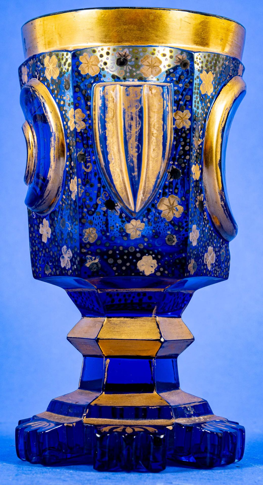 Äußerst aufwändiger schwerer Pokalglasbecher aus dickwandigem Blauglas mit detailreichen handgemalt - Image 3 of 12