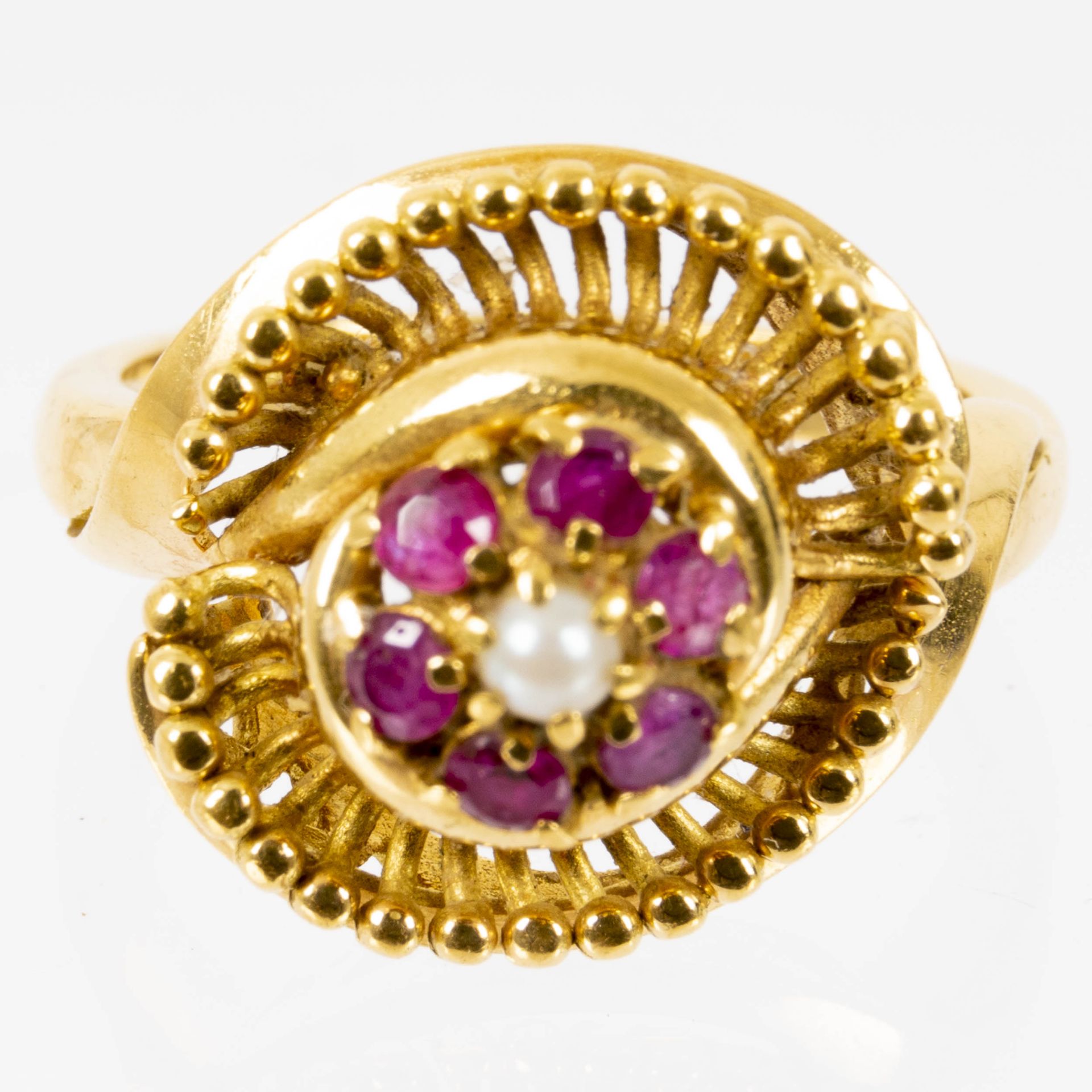 Prächtiger blütenförmiger 18K Gelbgold-Ring mittig mit Perle besetzt und von Rubinsplitterbesatz um - Image 2 of 7