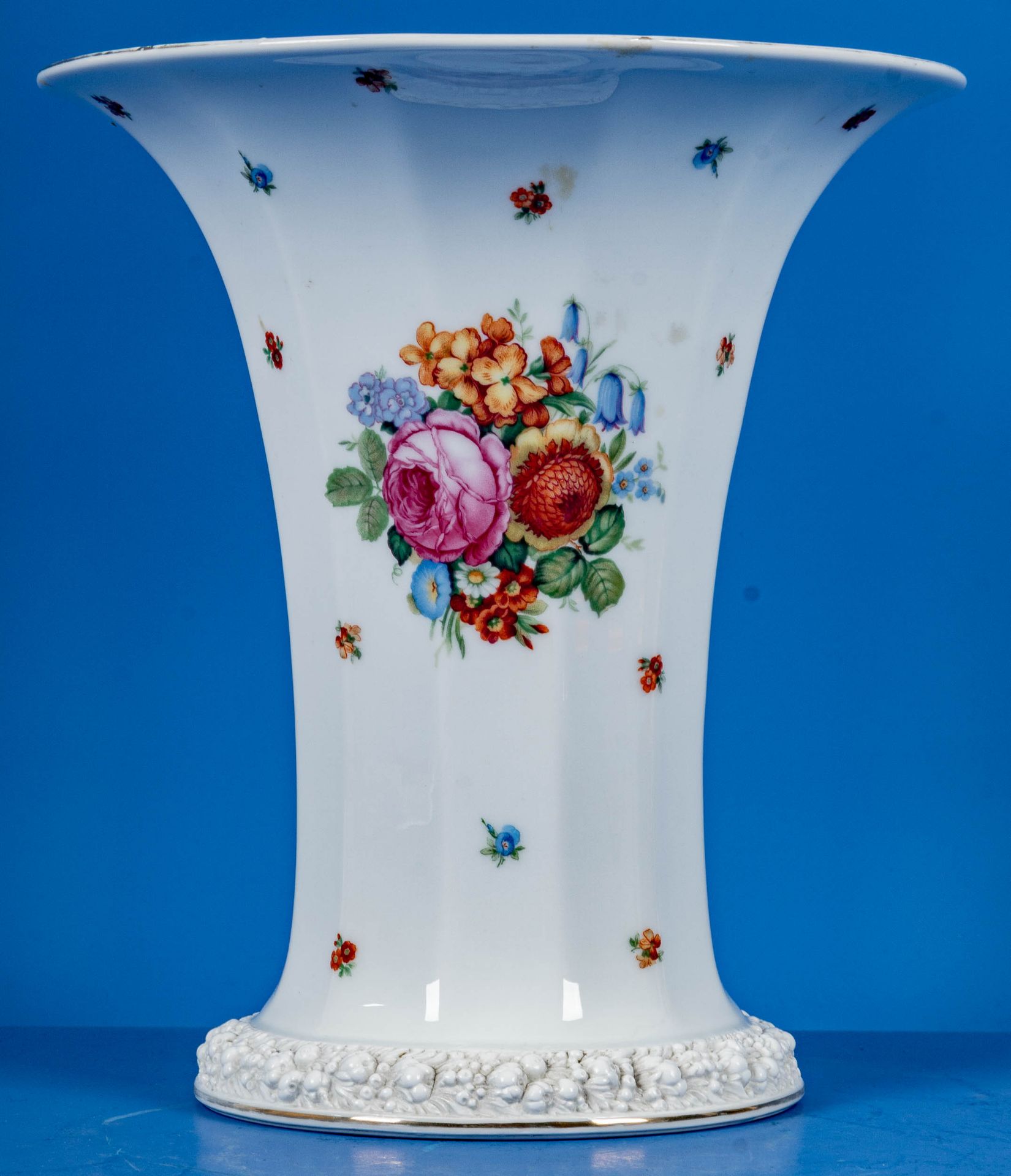Große Rosenthal-Tischvase, trichterförmiges Weißporzellan mit polychromem Blütendekor, plastischer  - Bild 2 aus 7